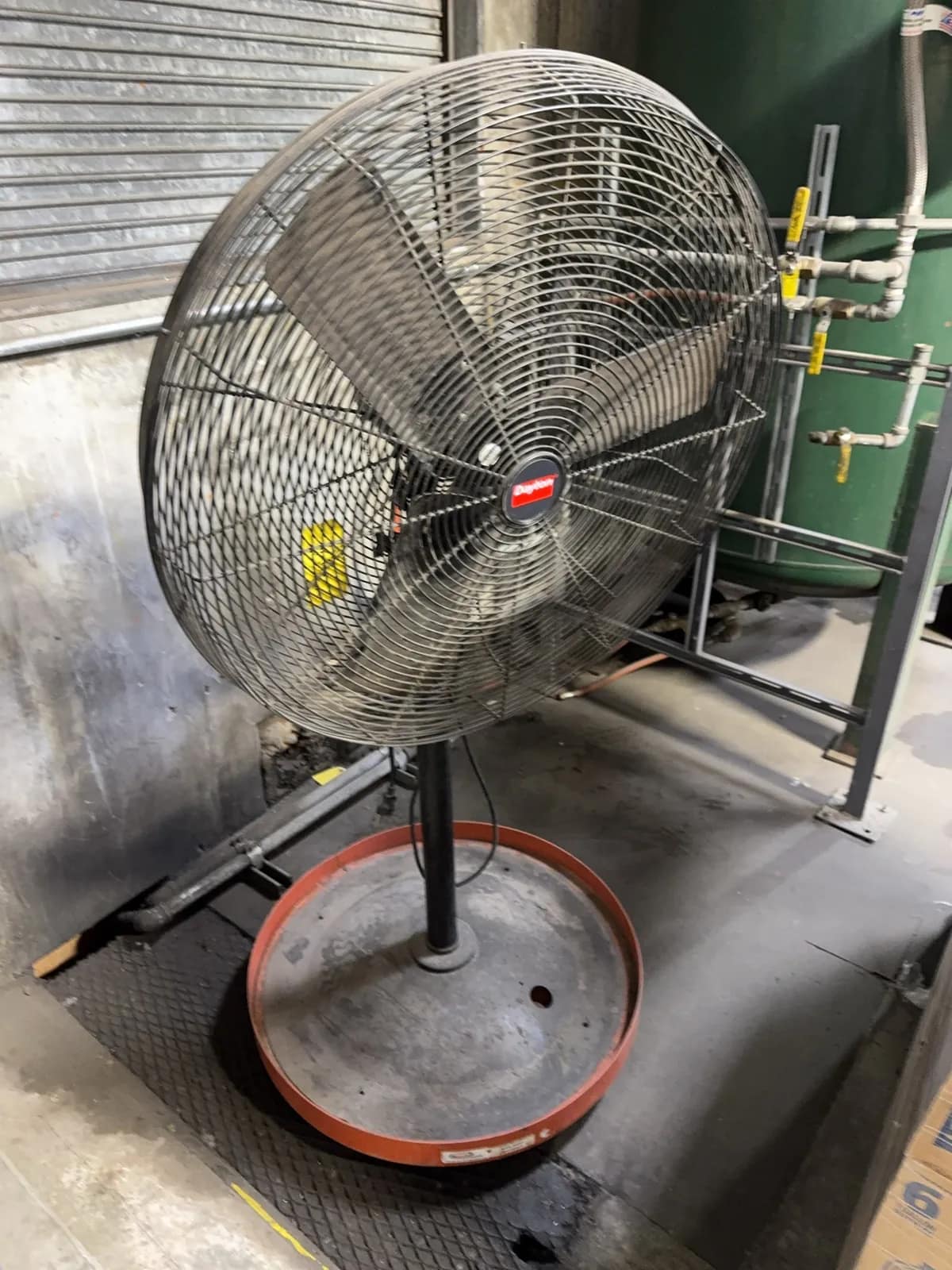 dayton-30-shop-fan-with-dolly-mrmhy73x
