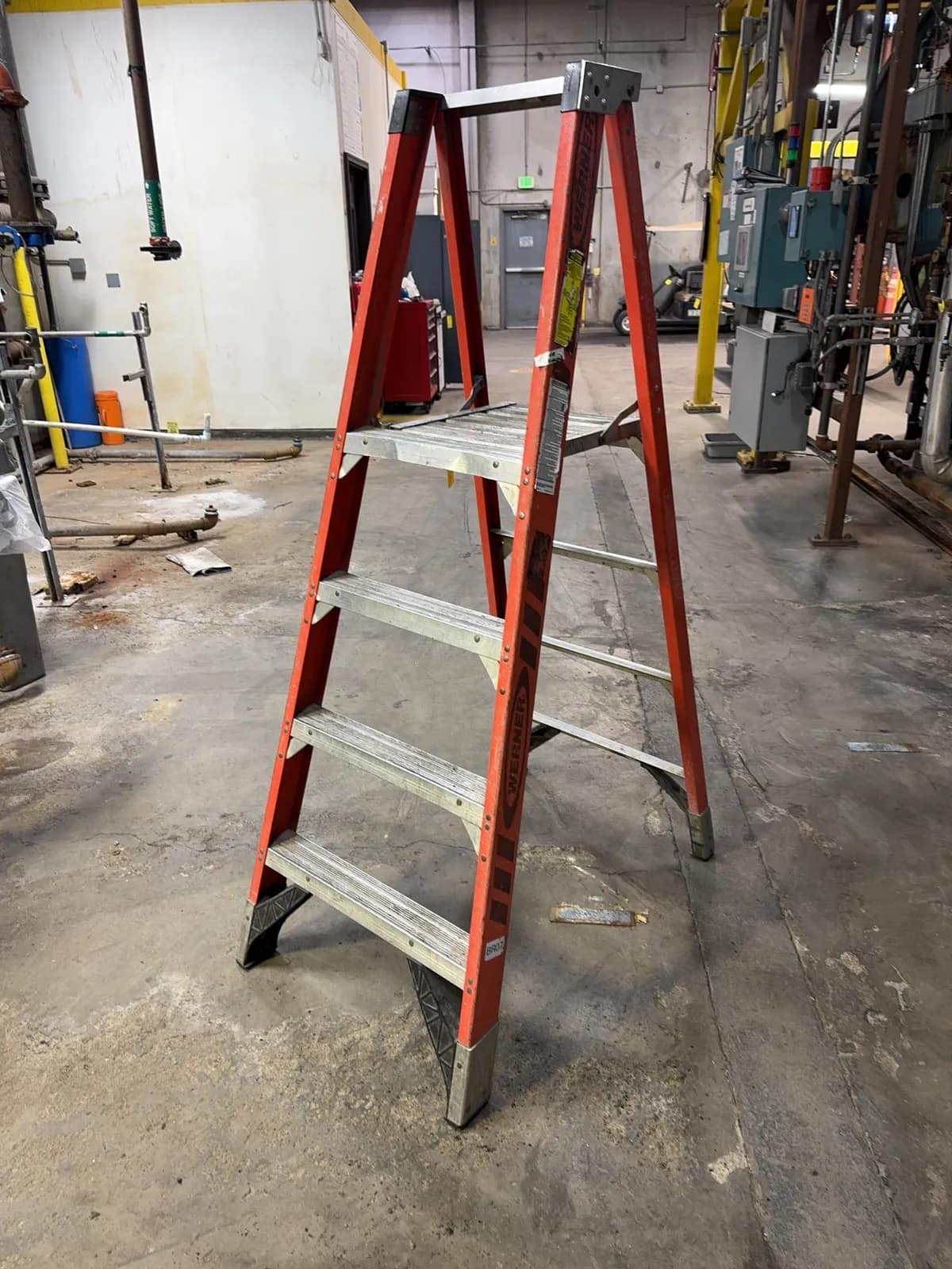 werner-4-fiberglass-folding-ladder-mrmchwaf