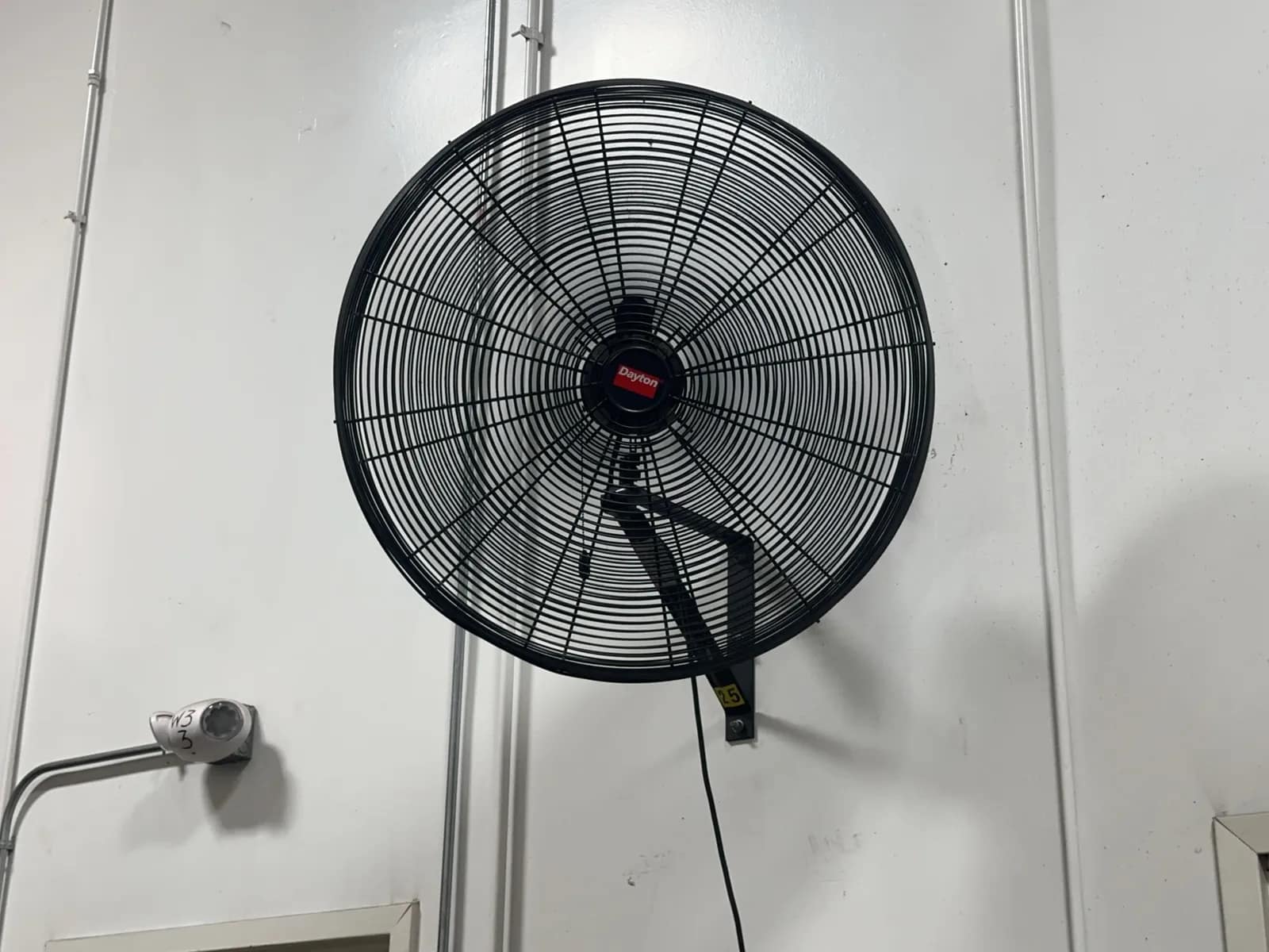 dayton-wall-mounted-shop-fan-mrmfqxjl