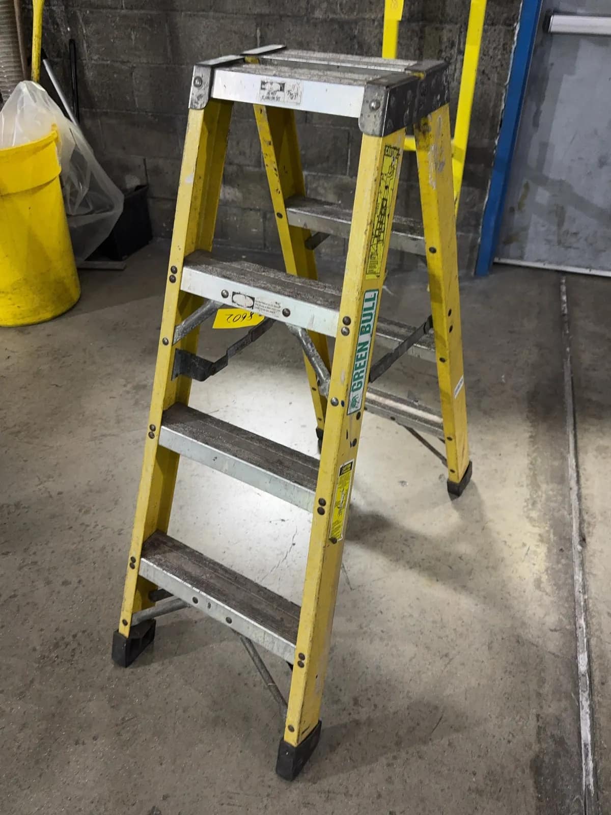 green-bull-4-fiberglass-folding-ladder-mrmcijml