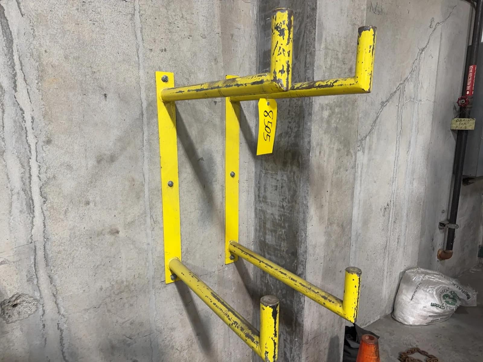 wall-mounted-ladder-rack-mrmciabg