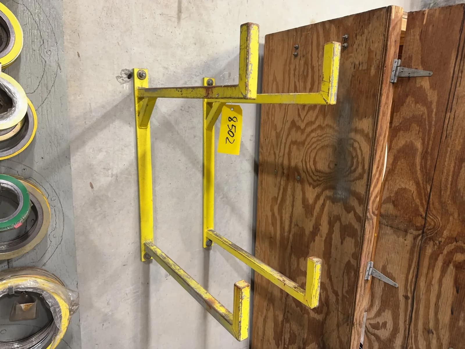 wall-mounted-ladder-rack-mrmci2qz