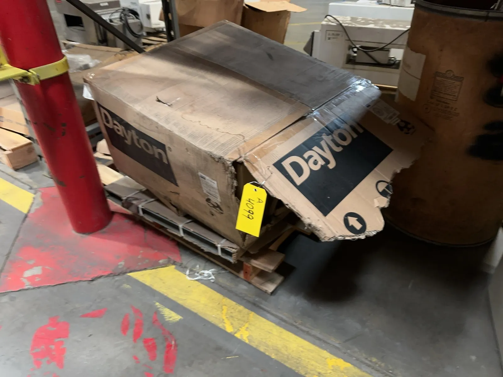 contents-of-pallet-dayton-shop-fan-mrcx3rrm