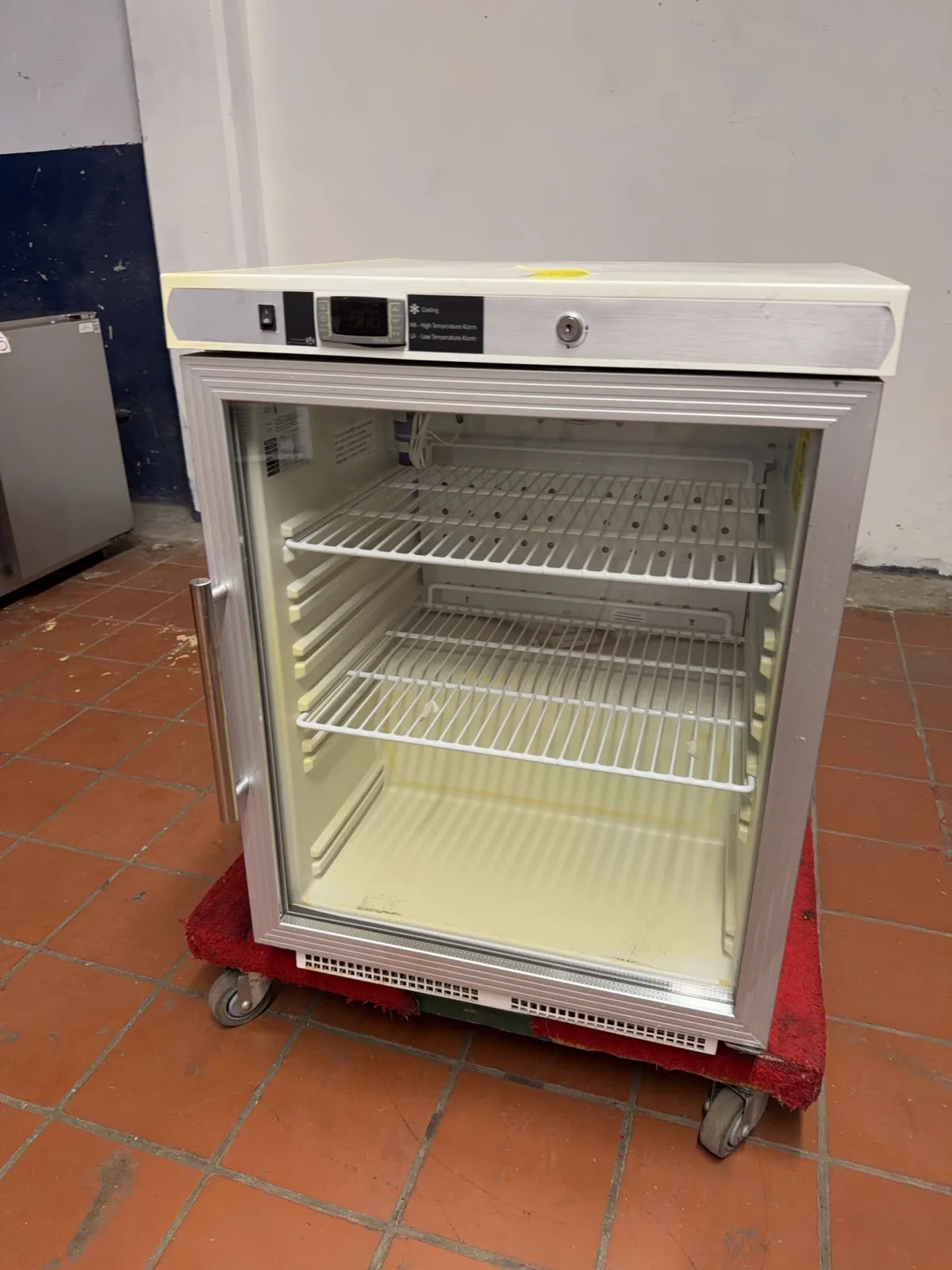 single-door-glass-doors-floor-countertop-refrigerator-61bc01