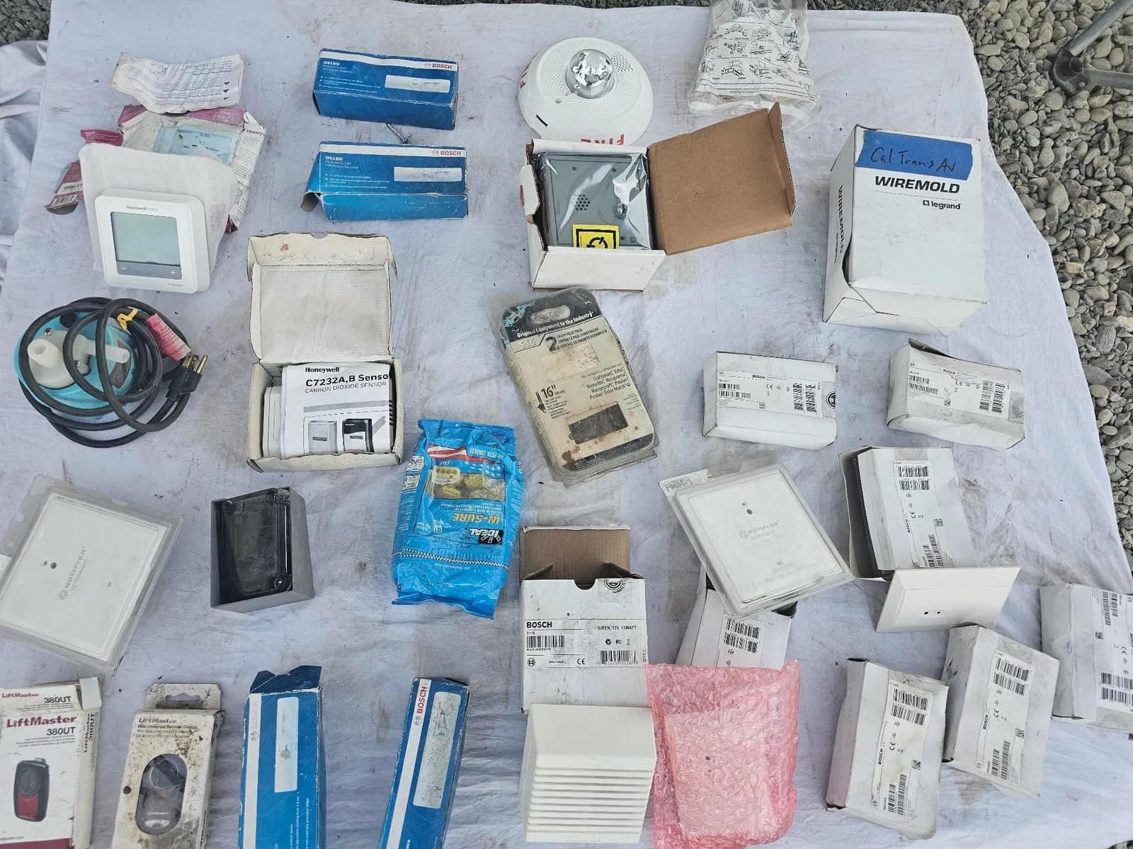 assorted-electronic-components-and-accessories-mrxuwt7x