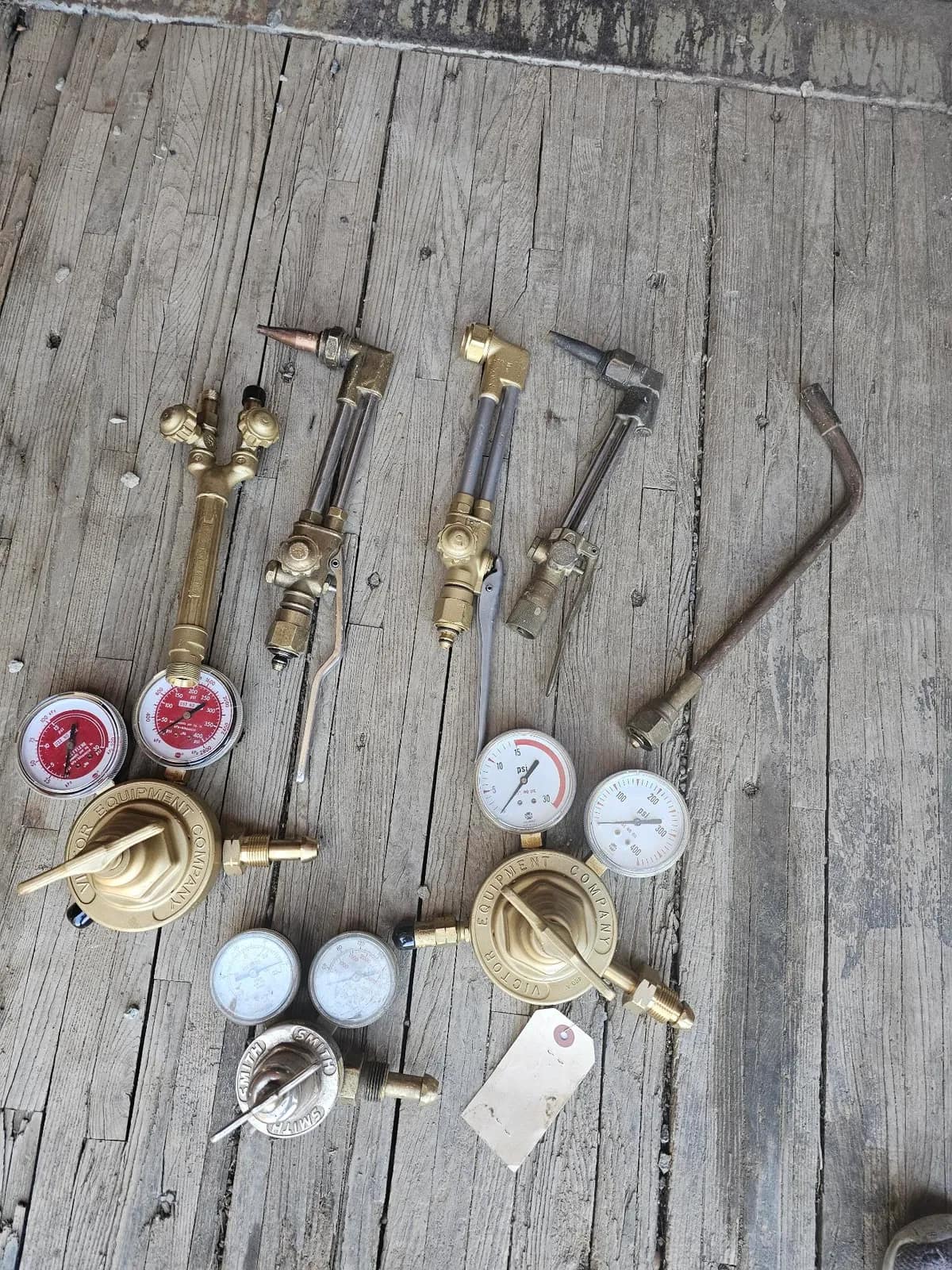 gas-regulators-and-pressure-gauges-mrxzzjsq