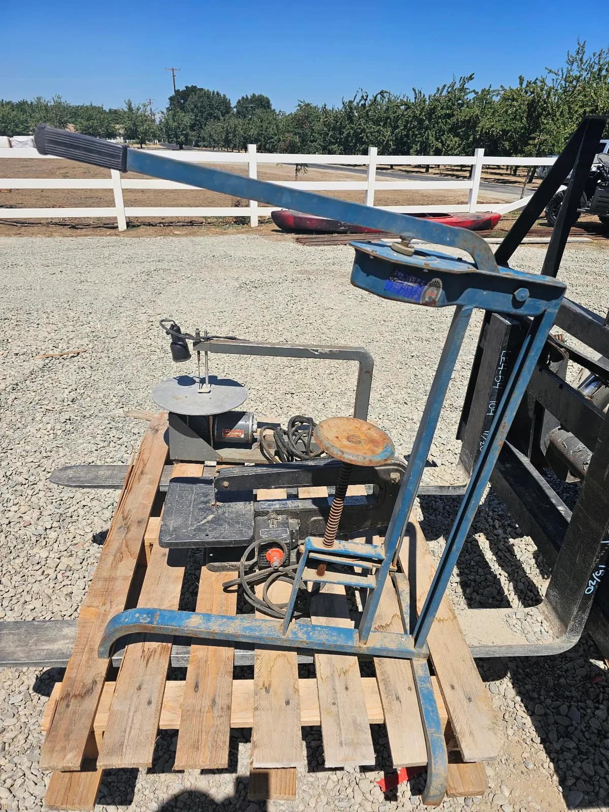 industrial-metal-cutting-band-saw-with-stand-and-accessories-0b6dd3