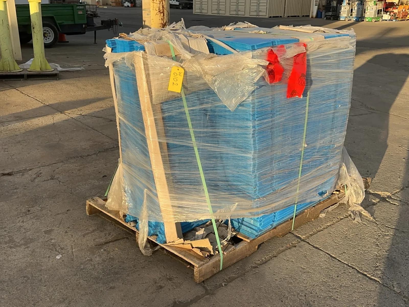 pallet-of-foldable-plastic-boxes-mrz5drme