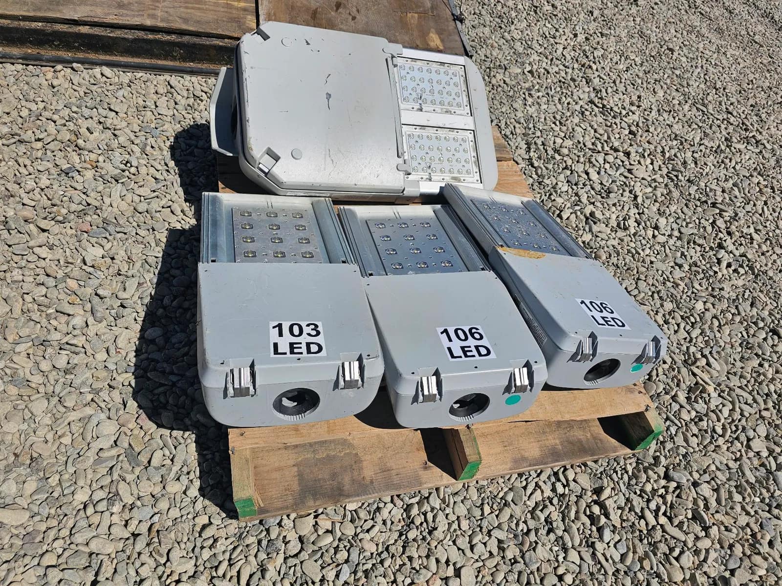 4-led-street-light-fixtures-mry1yvpa