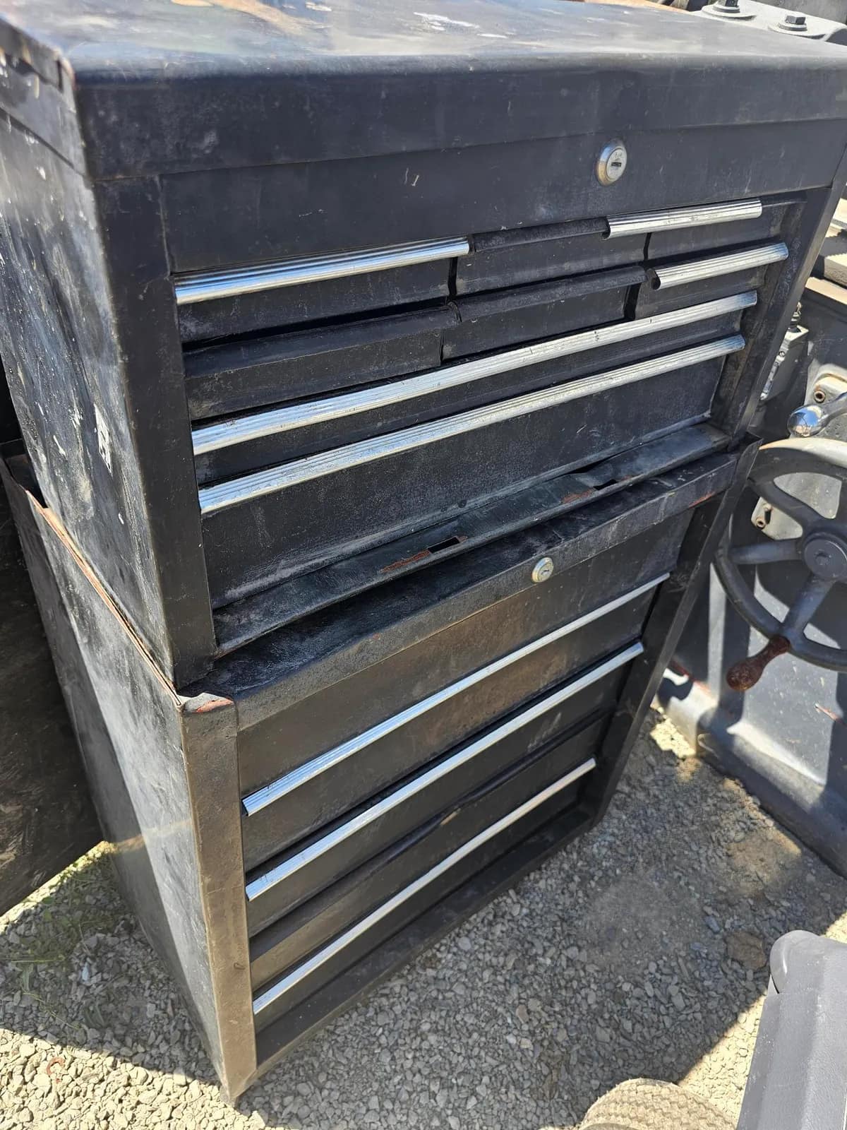heavy-duty-black-tool-chest-with-multiple-drawers-7eeb06
