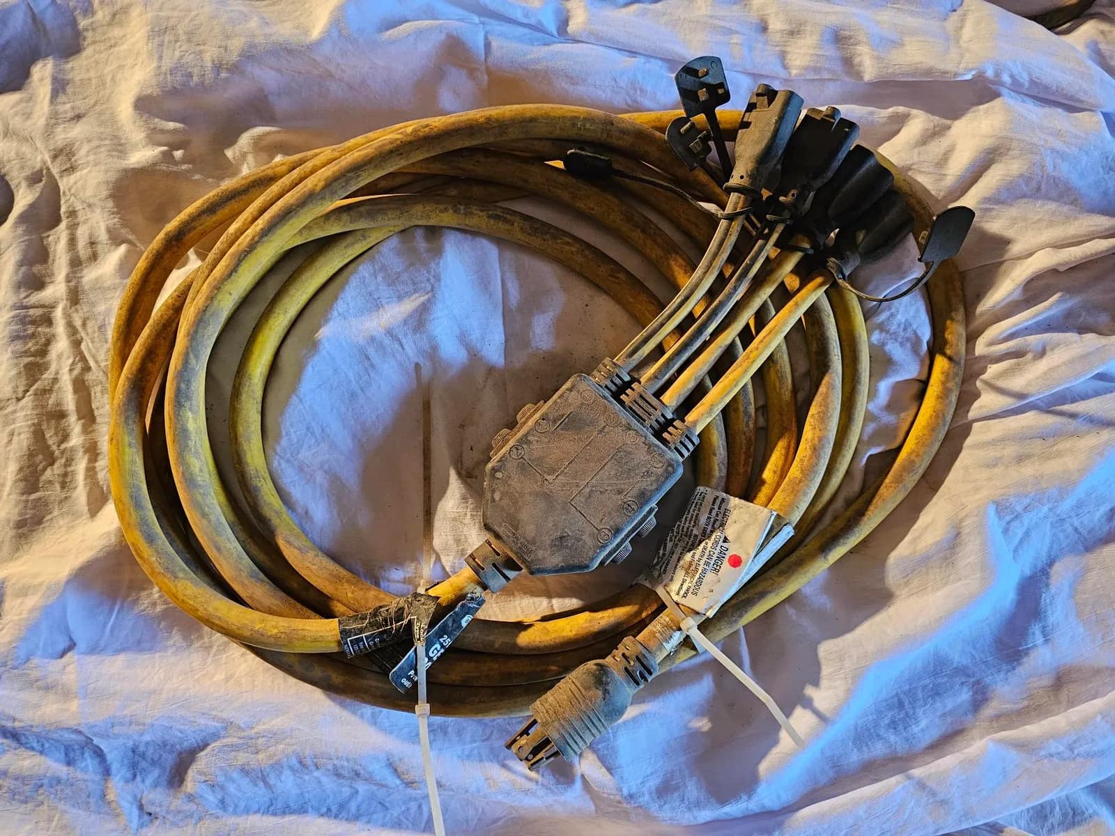 heavy-duty-electrical-extension-cords-with-multiple-connectors-468f3f