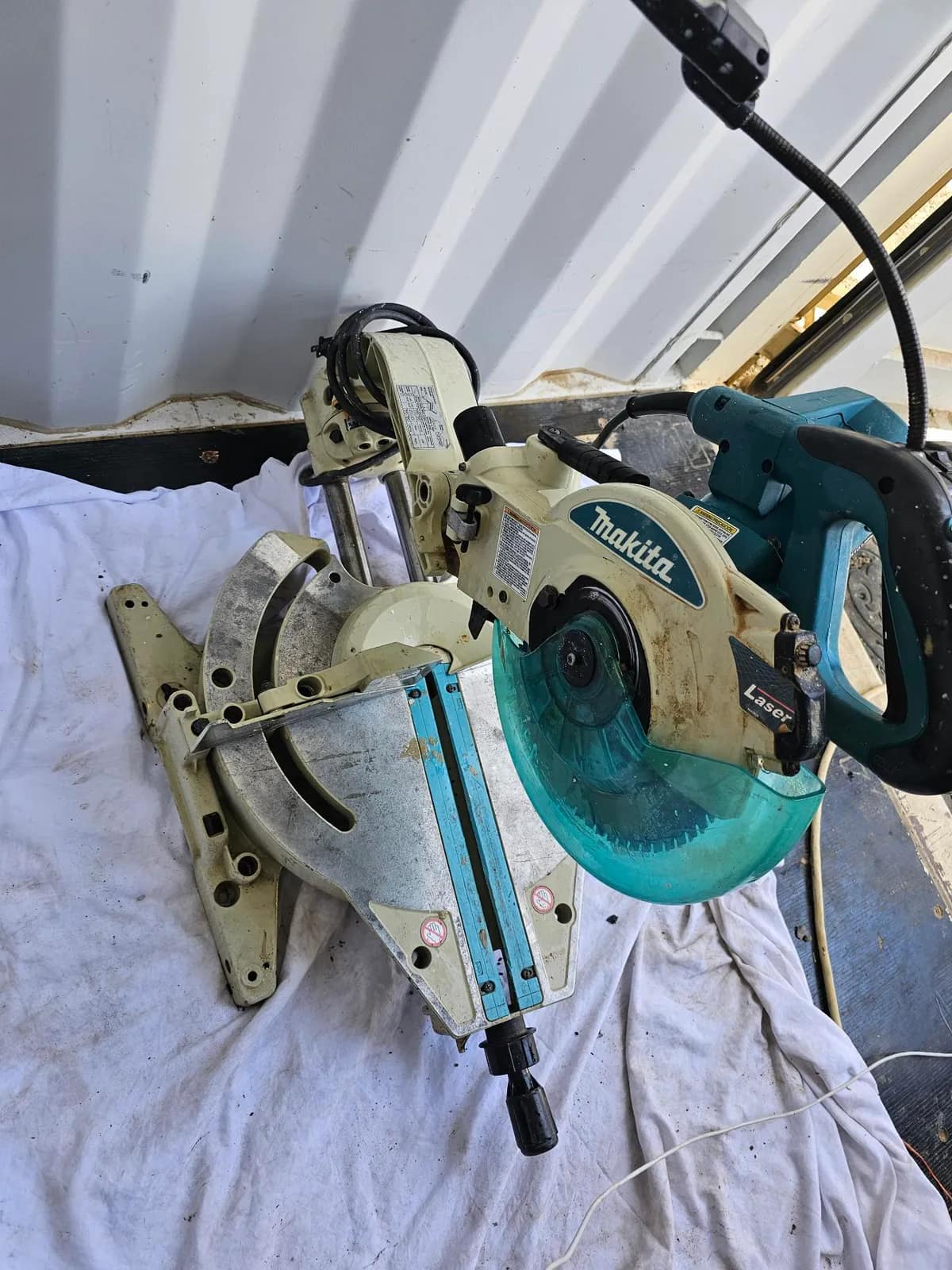 makita-compound-miter-saw-with-blade-and-adjustable-base-a1bdb4