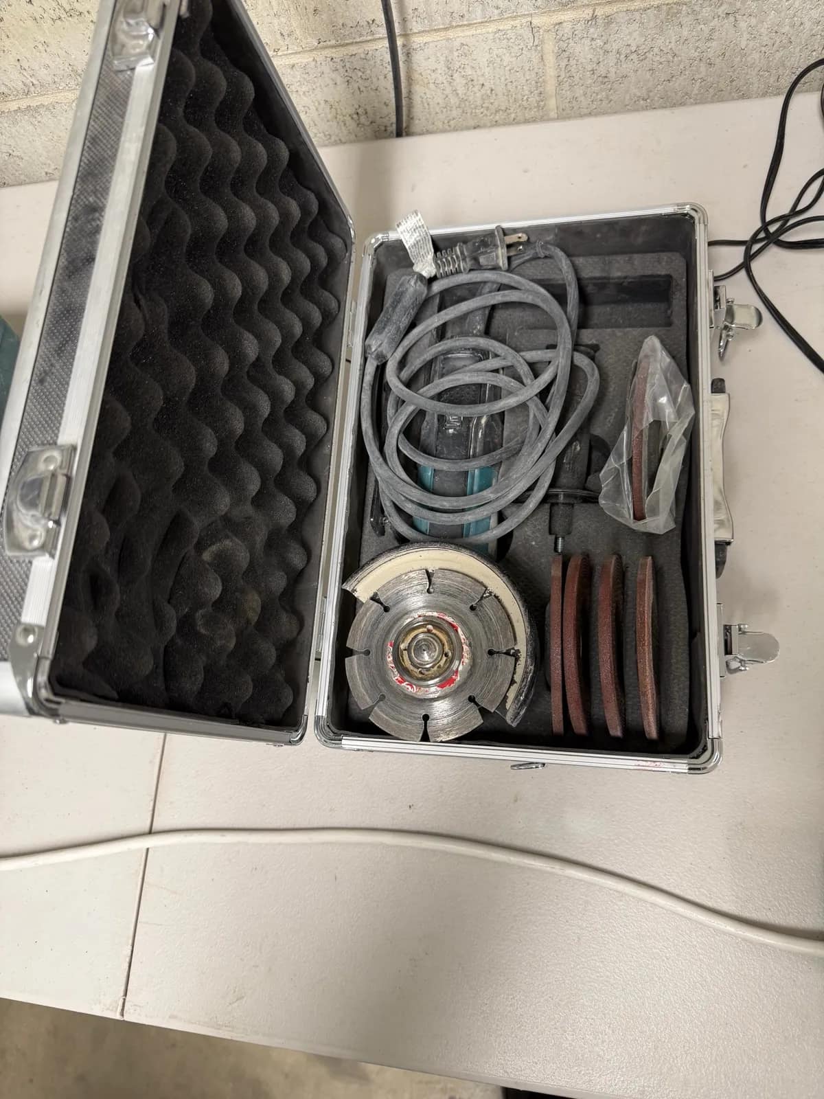 portable-tool-case-with-accessories-and-blades-5fcc46