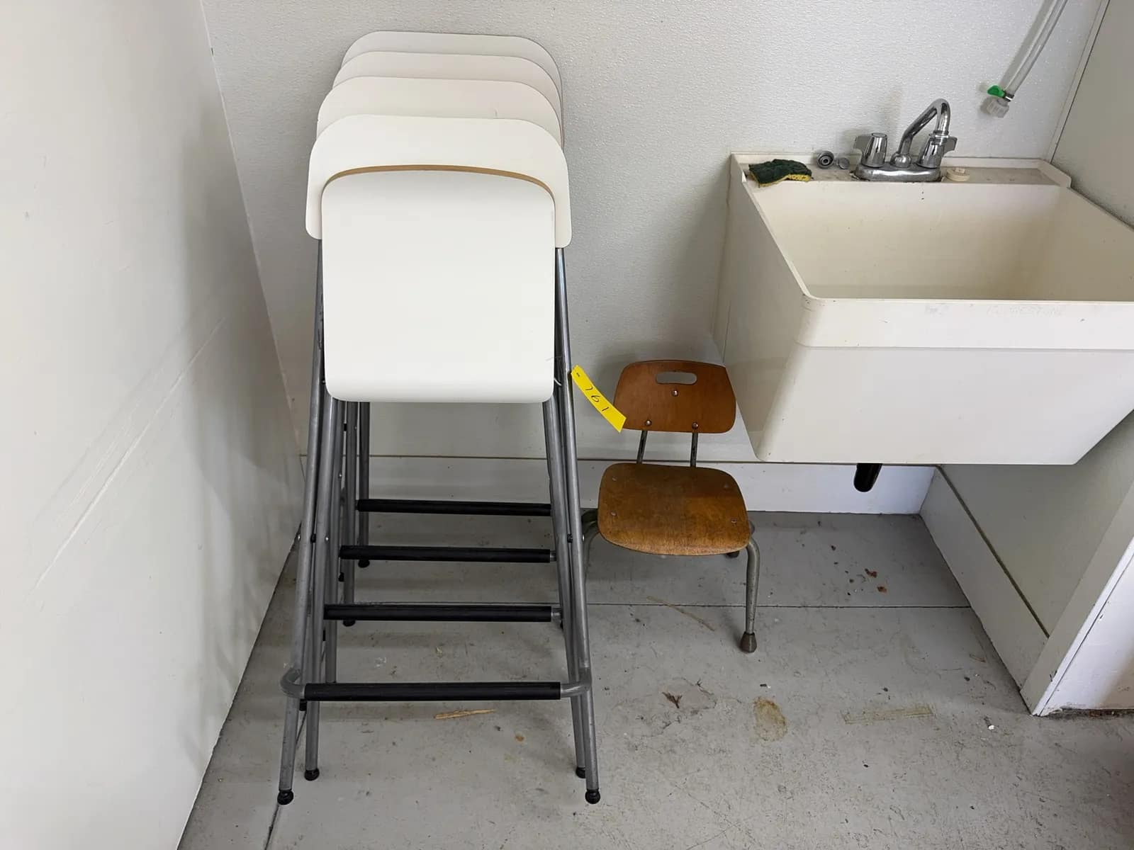 4-folding-stools-and-1-child-s-seat-10b83f