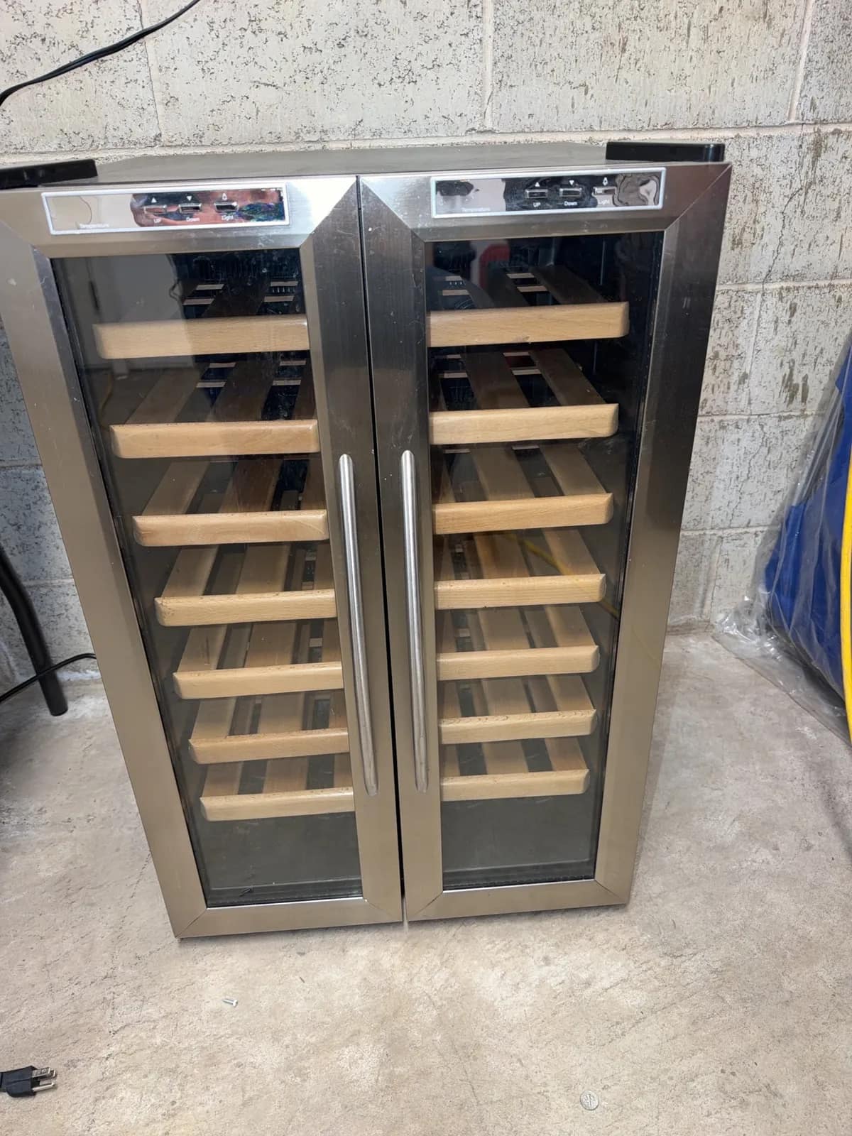 dual-zone-wine-cooler-with-wooden-shelves-and-glass-doors-f240df