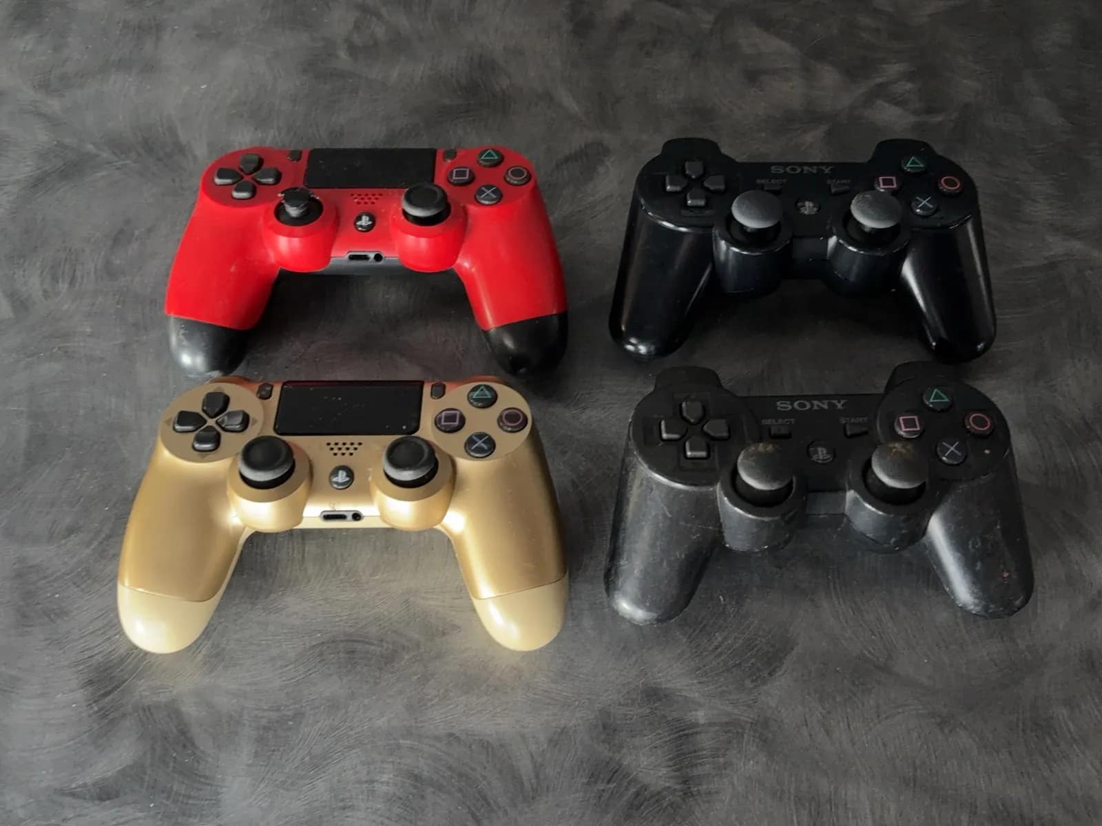 4-playstation-controllers-msnu2yot