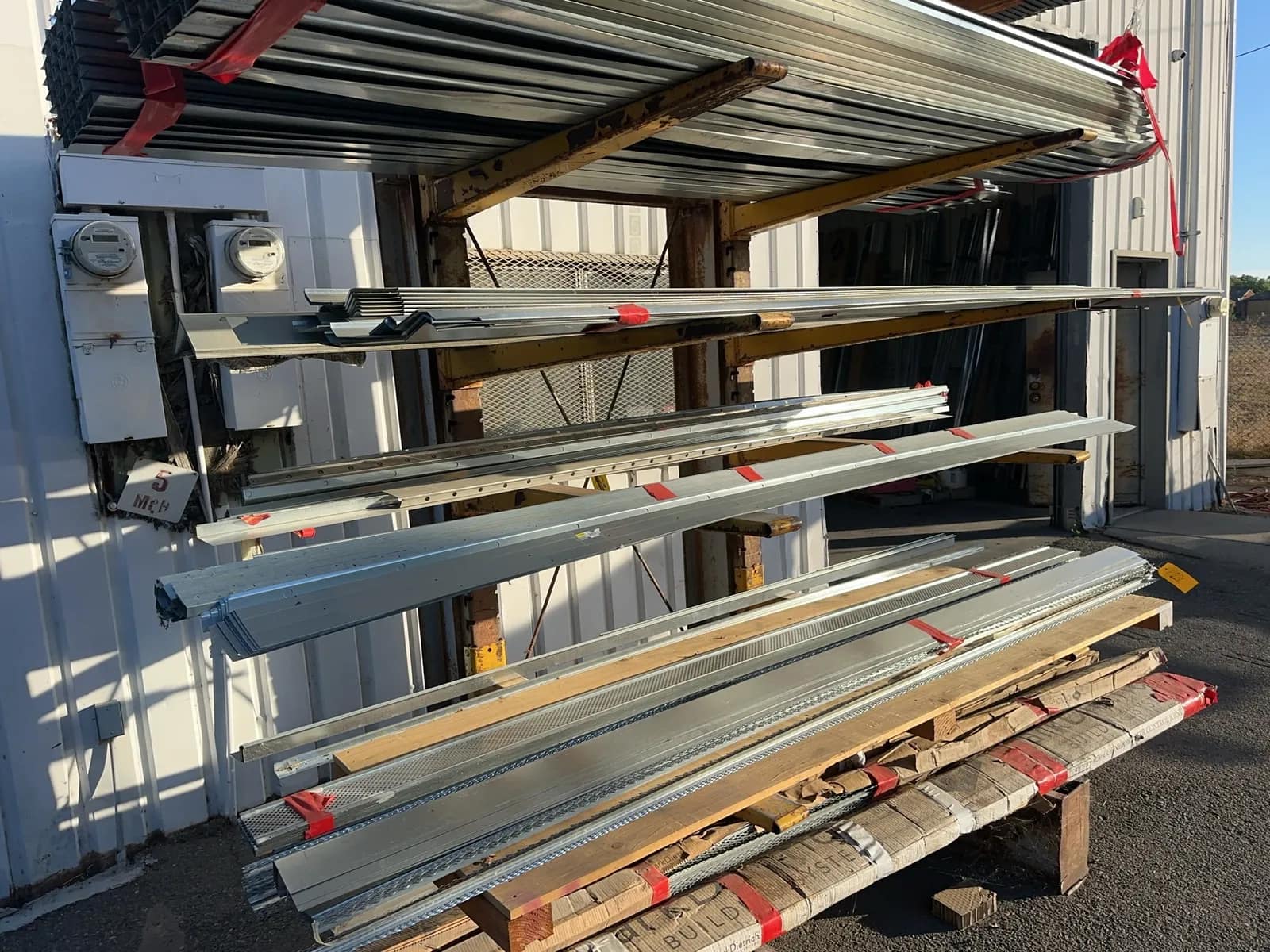 contents-of-2-middle-shelves-assorted-pieces-of-galvanized-steel-trim-mt3nn9uv