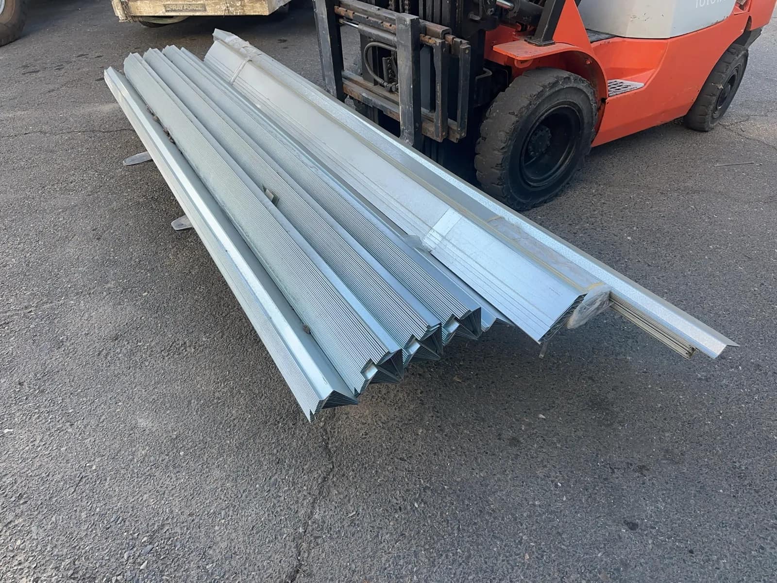 assorted-pieces-of-galvanized-steel-trim-msp6970i