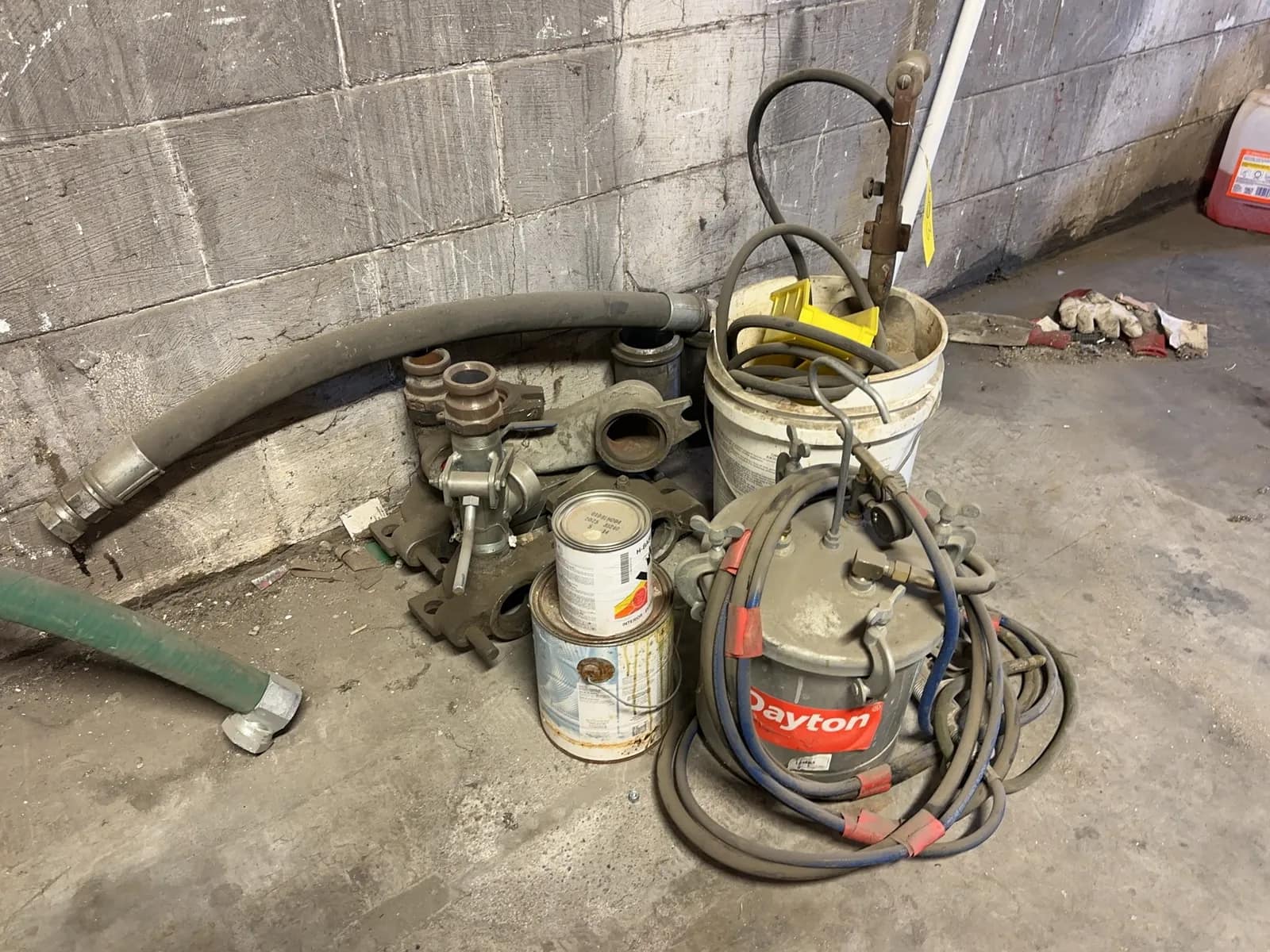 bulk-lot-dayton-pressure-paint-tank-partial-transfer-hose-and-shut-off-valves-mt3plu3m