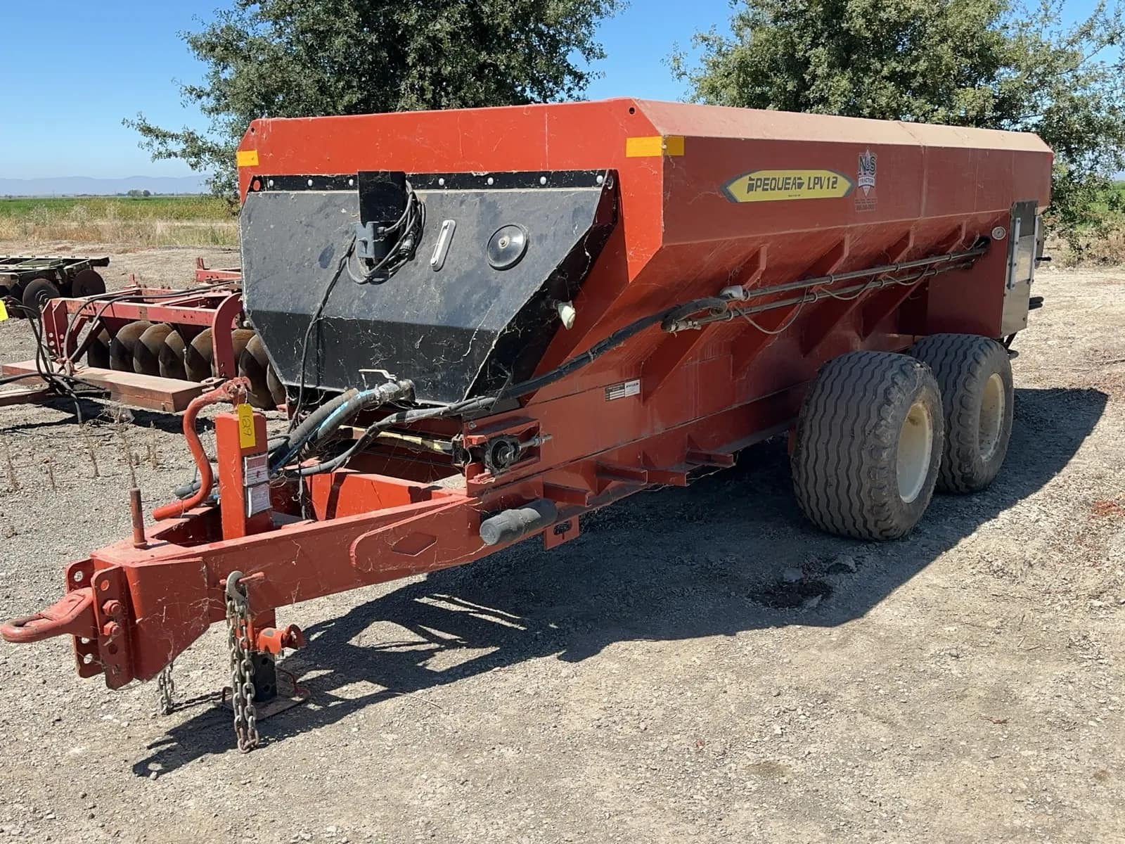 pequea-lpv12-vinyard-and-orchard-spreader-mt0znj9s