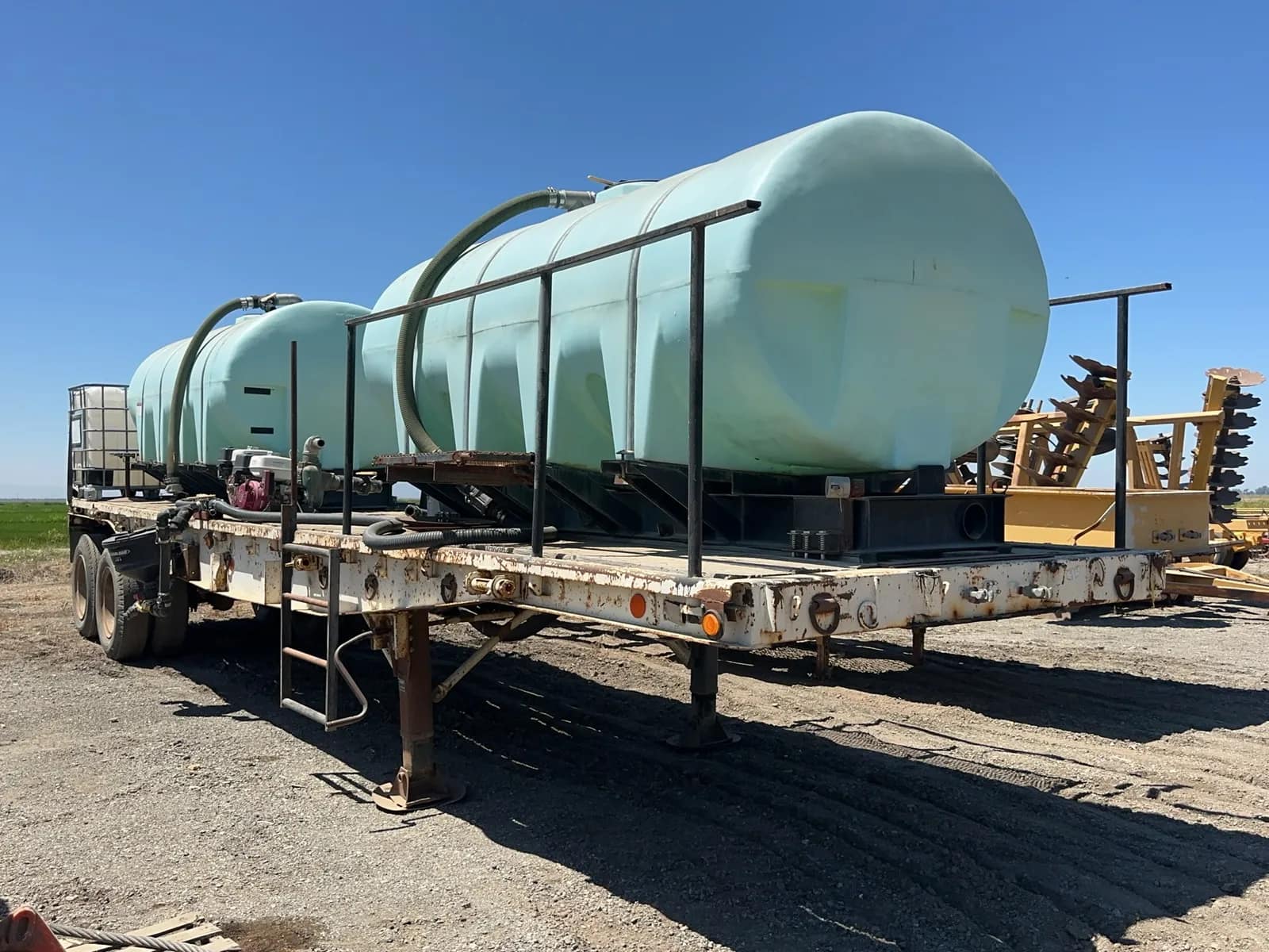 35-5th-wheel-flatbed-trailer-with-2-1600-gallon-tanks-2-ibc-tanks-and-pumps-mt1sf2xp