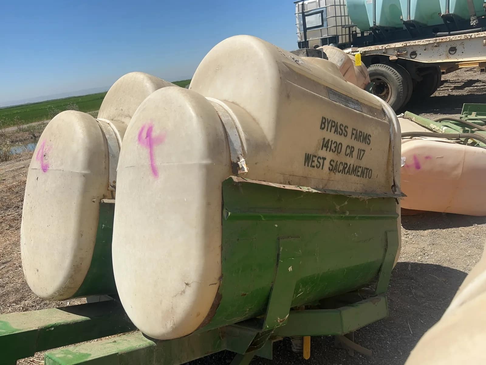 1-swemec-saddle-tank-with-250-gallon-poly-tank-mt3acz8i