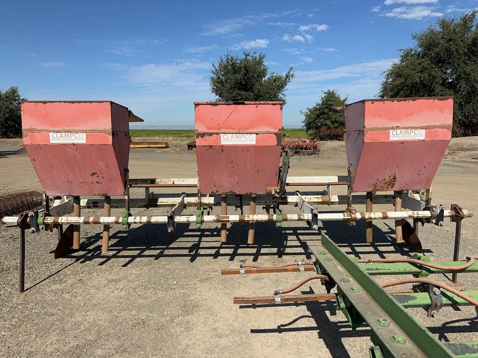 tool-bar-with-3-clampco-dry-fertilizer-boxes-mt3a665v