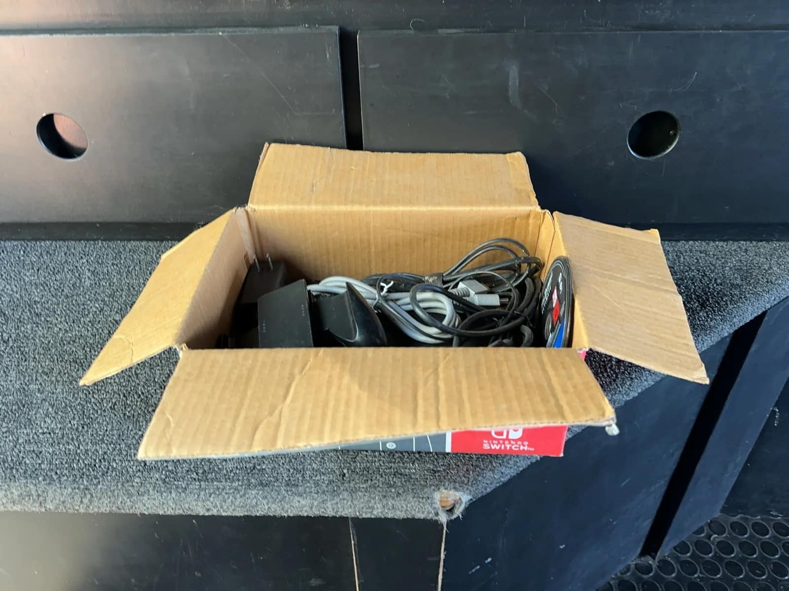 box-of-nintendo-switch-cables-and-1-charger-2b8159