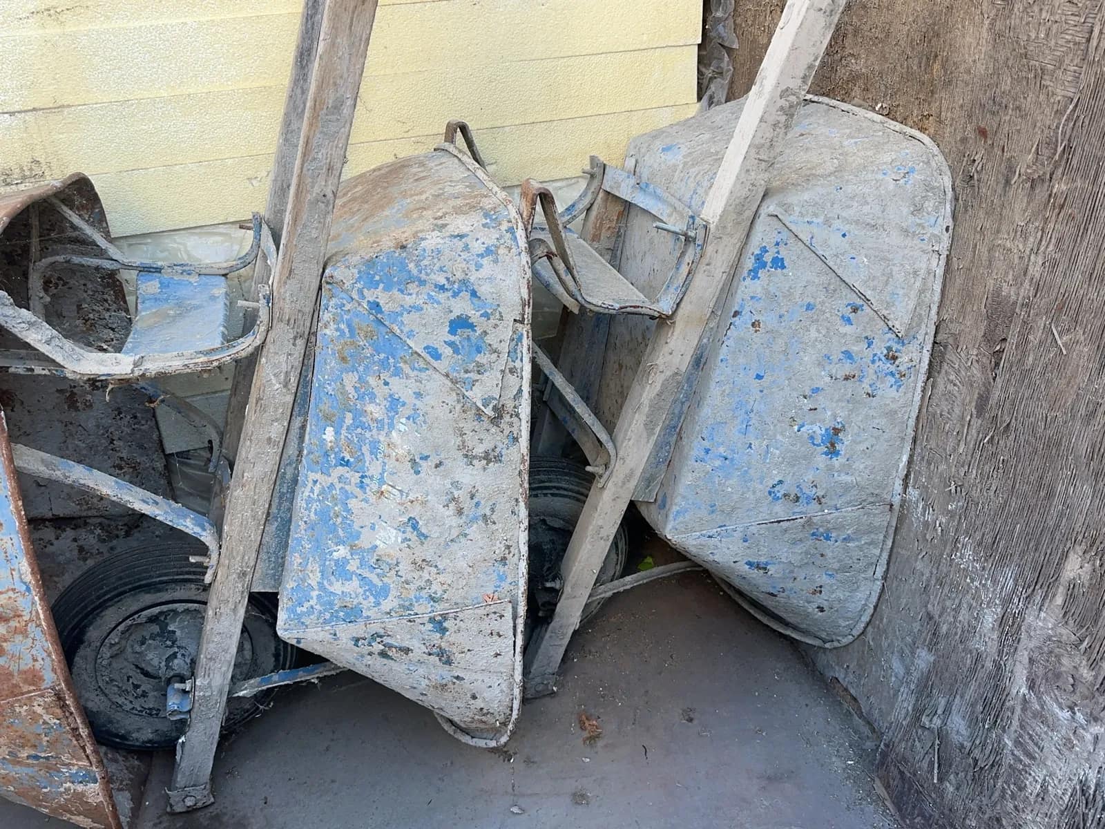 2-wheelbarrows-58c4c0
