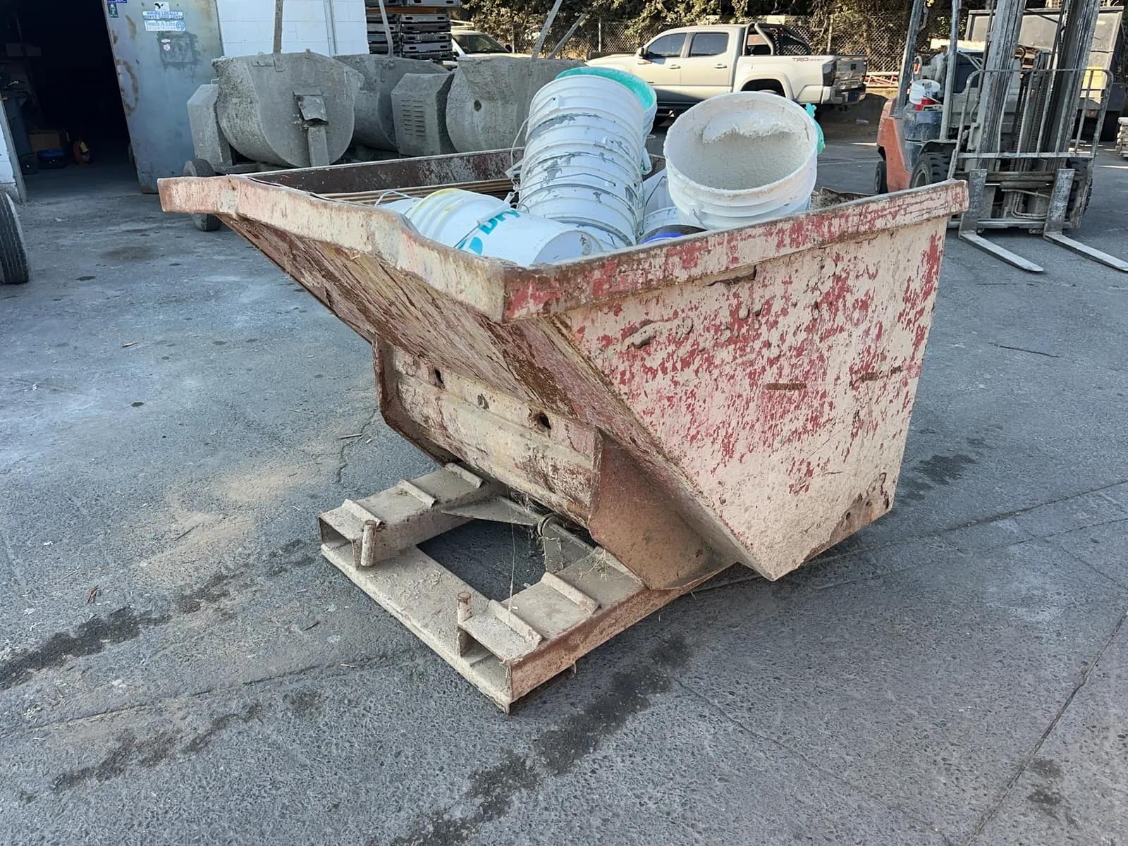 self-dumping-hopper-contents-not-included-2db900