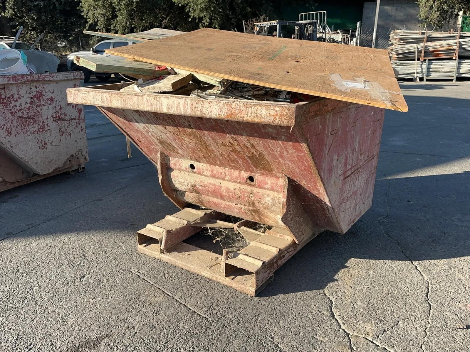 self-dumping-hopper-contents-not-included-19490e