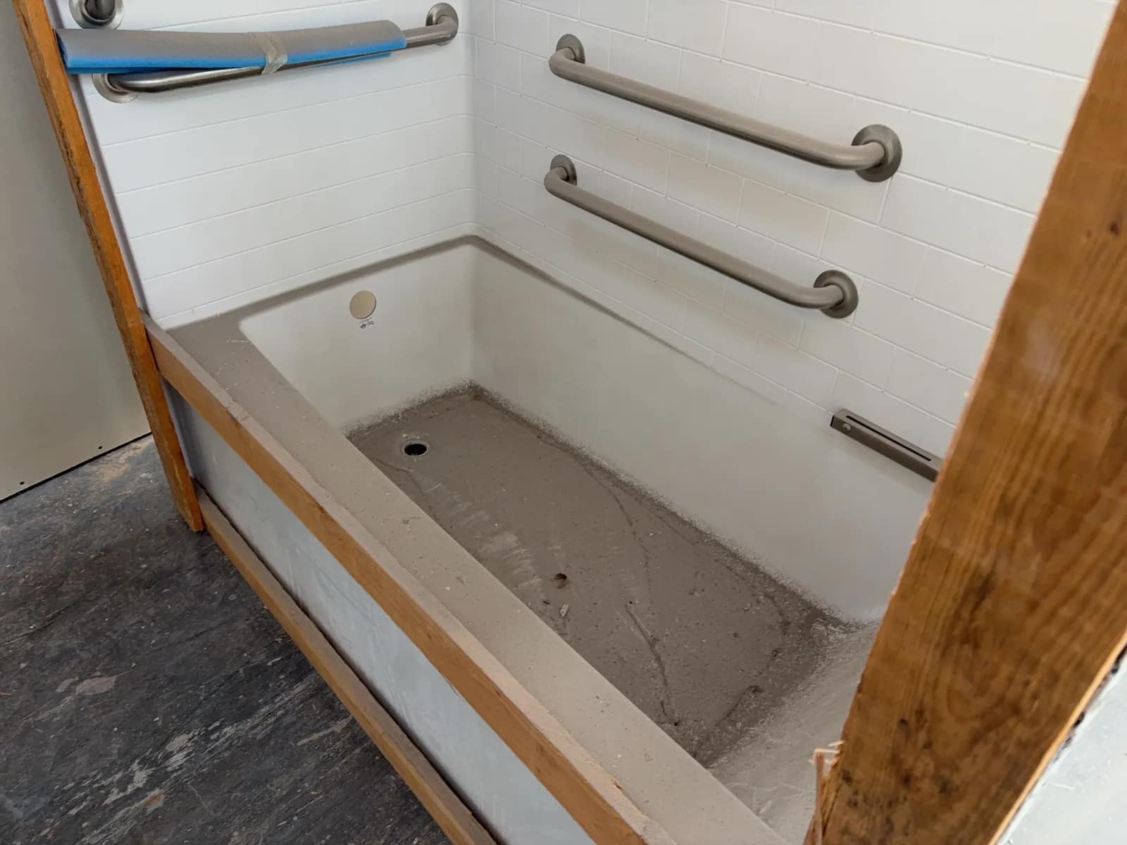 1-left-handed-tub-shower-60x30x80-a8dadc