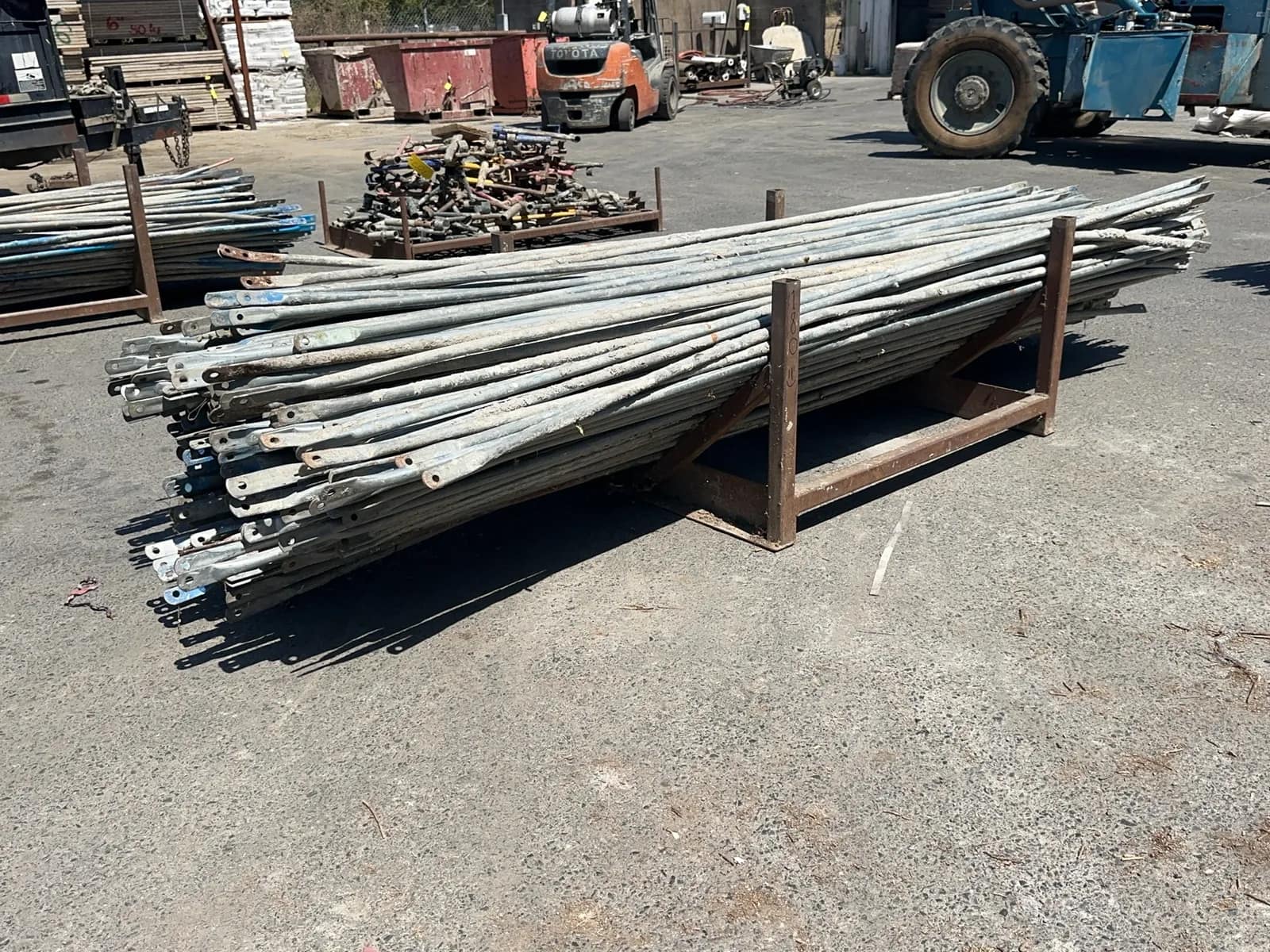 180-scaffolding-cross-braces-with-custom-metal-rack-mu1uh92q