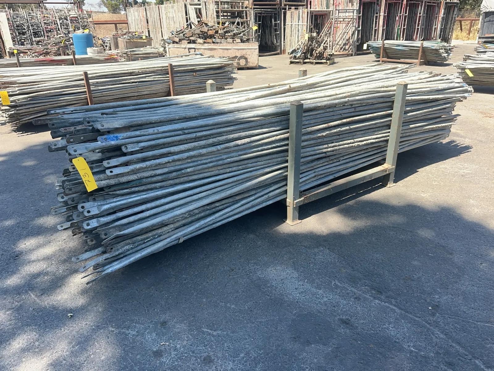 250-scaffolding-cross-braces-with-custom-metal-rack-mu1uhfou