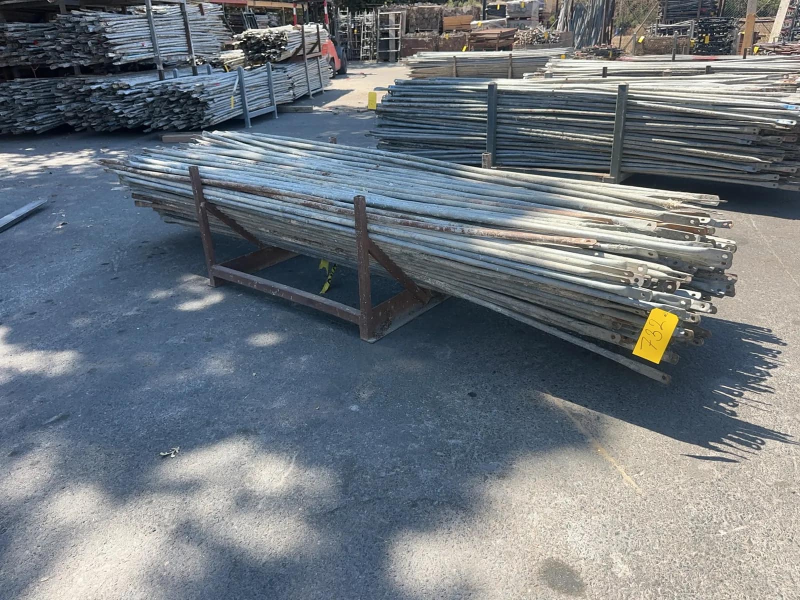 150-scaffolding-cross-braces-with-custom-metal-rack-mu1uhlph