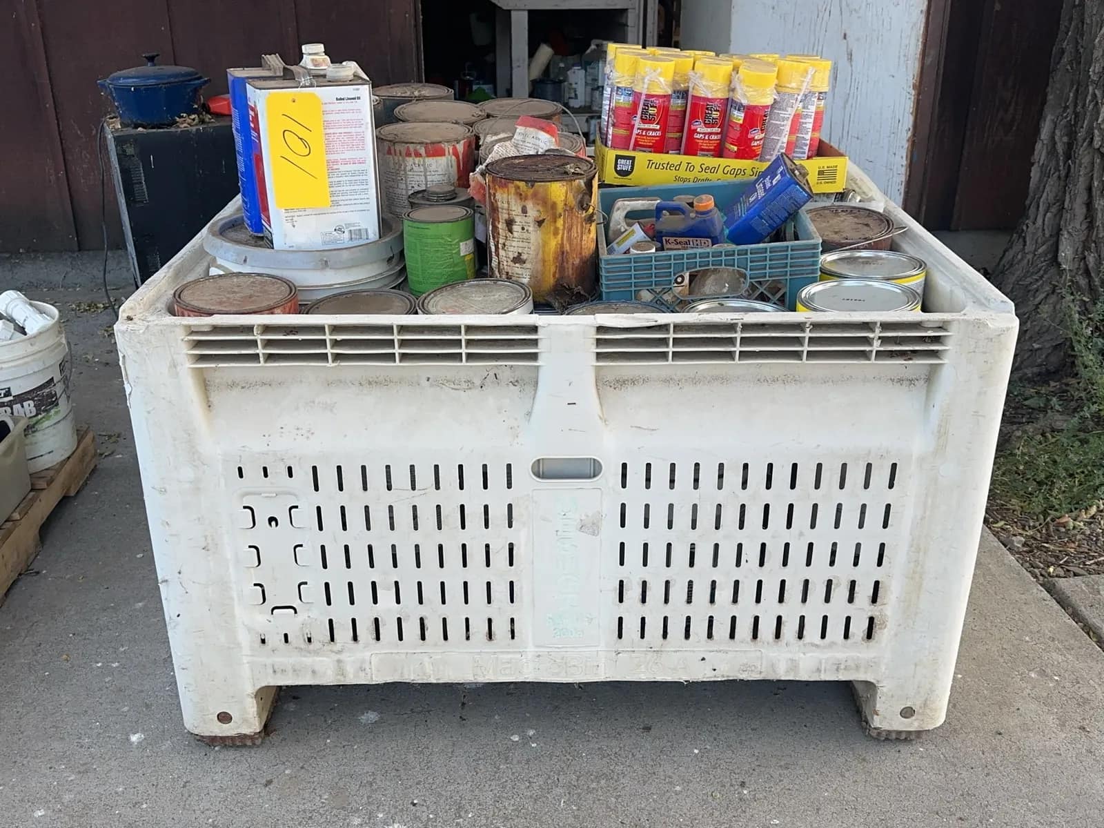 macrobin-with-assored-aerosols-and-chemical-cans-msxxmq0l