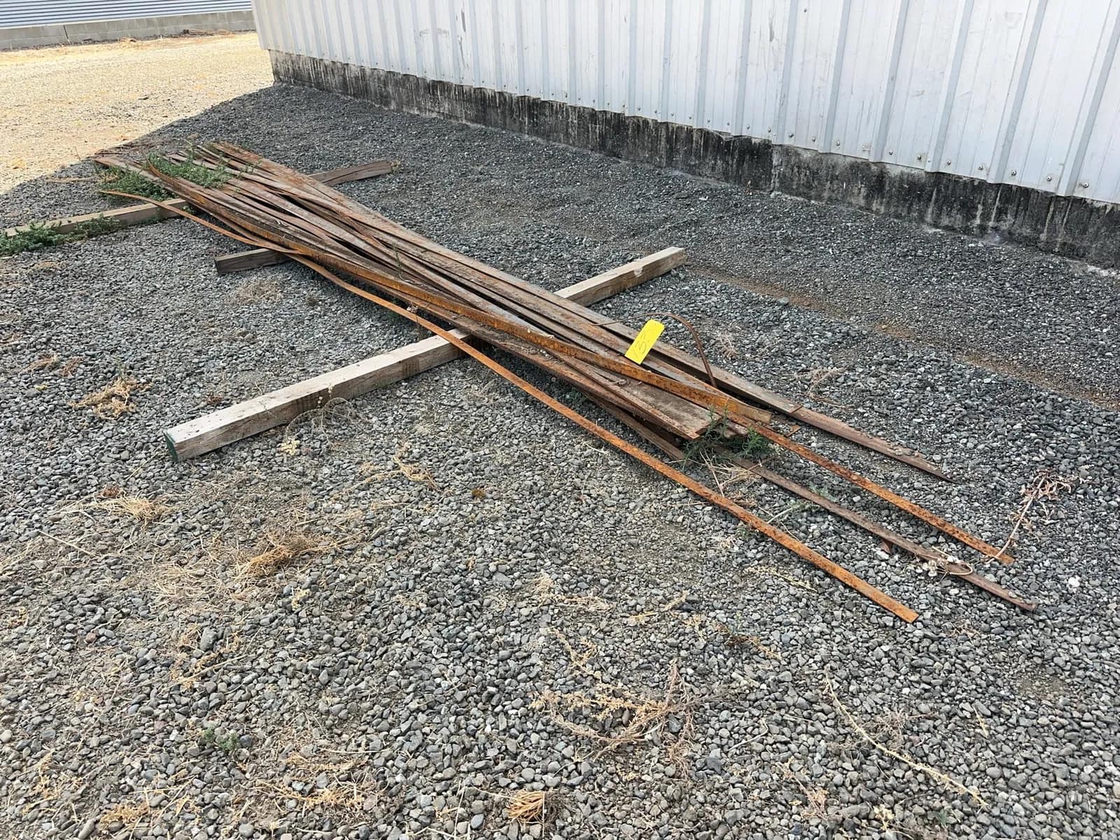 17-assorted-pieces-of-metal-msxxpqw9