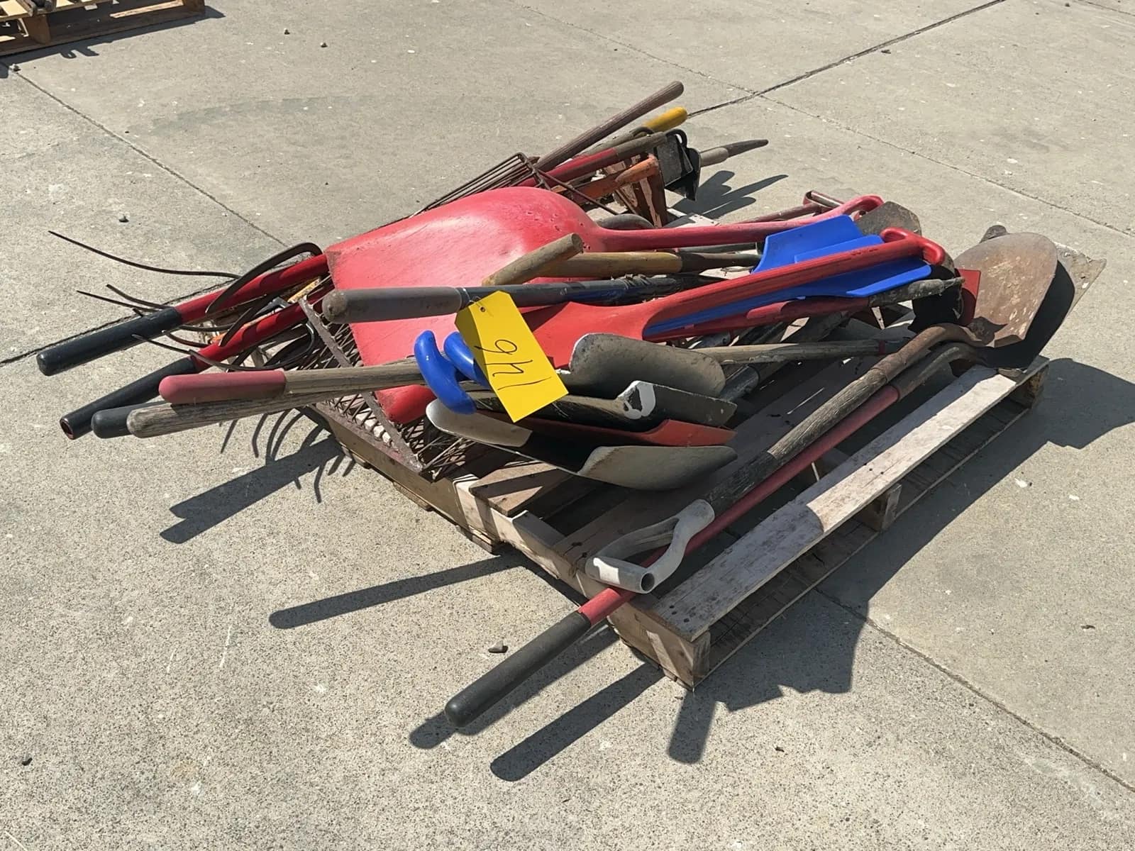 contents-of-pallet-pitchforks-rakes-shovels-and-more-517312