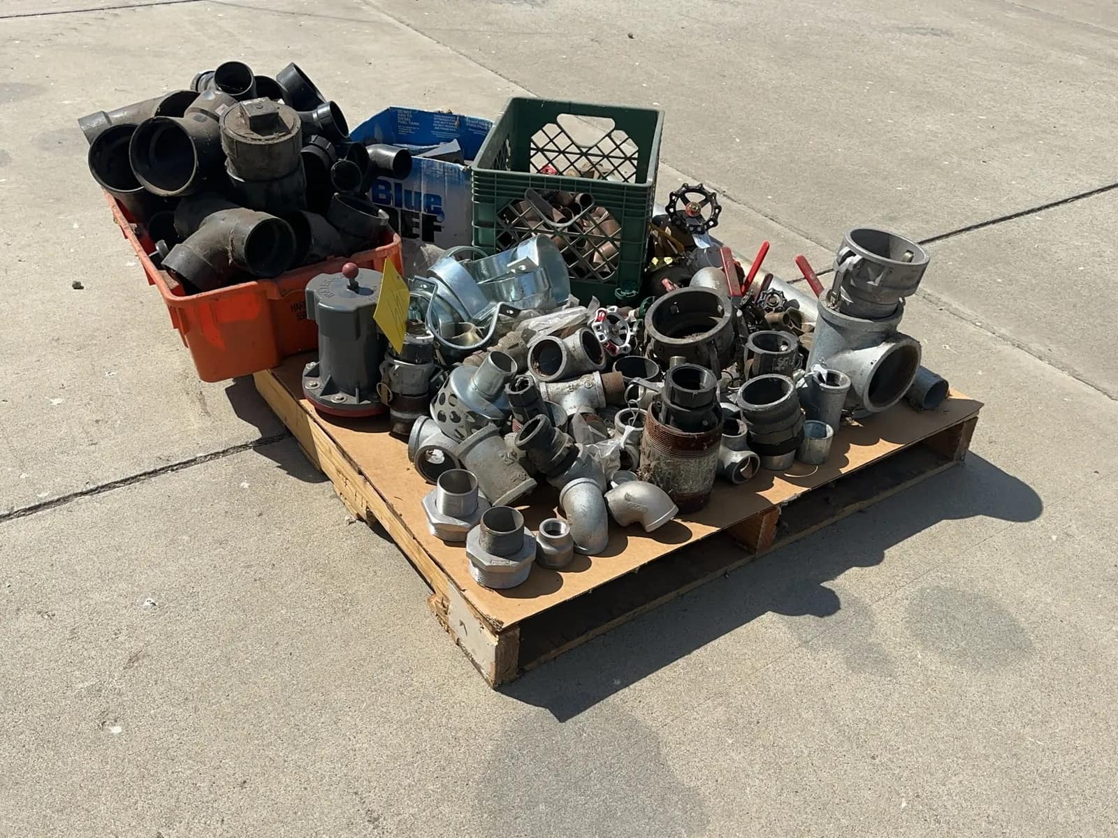contents-of-pallet-assorted-pvc-fittings-steel-brackets-hose-fittings-and-more-85316c
