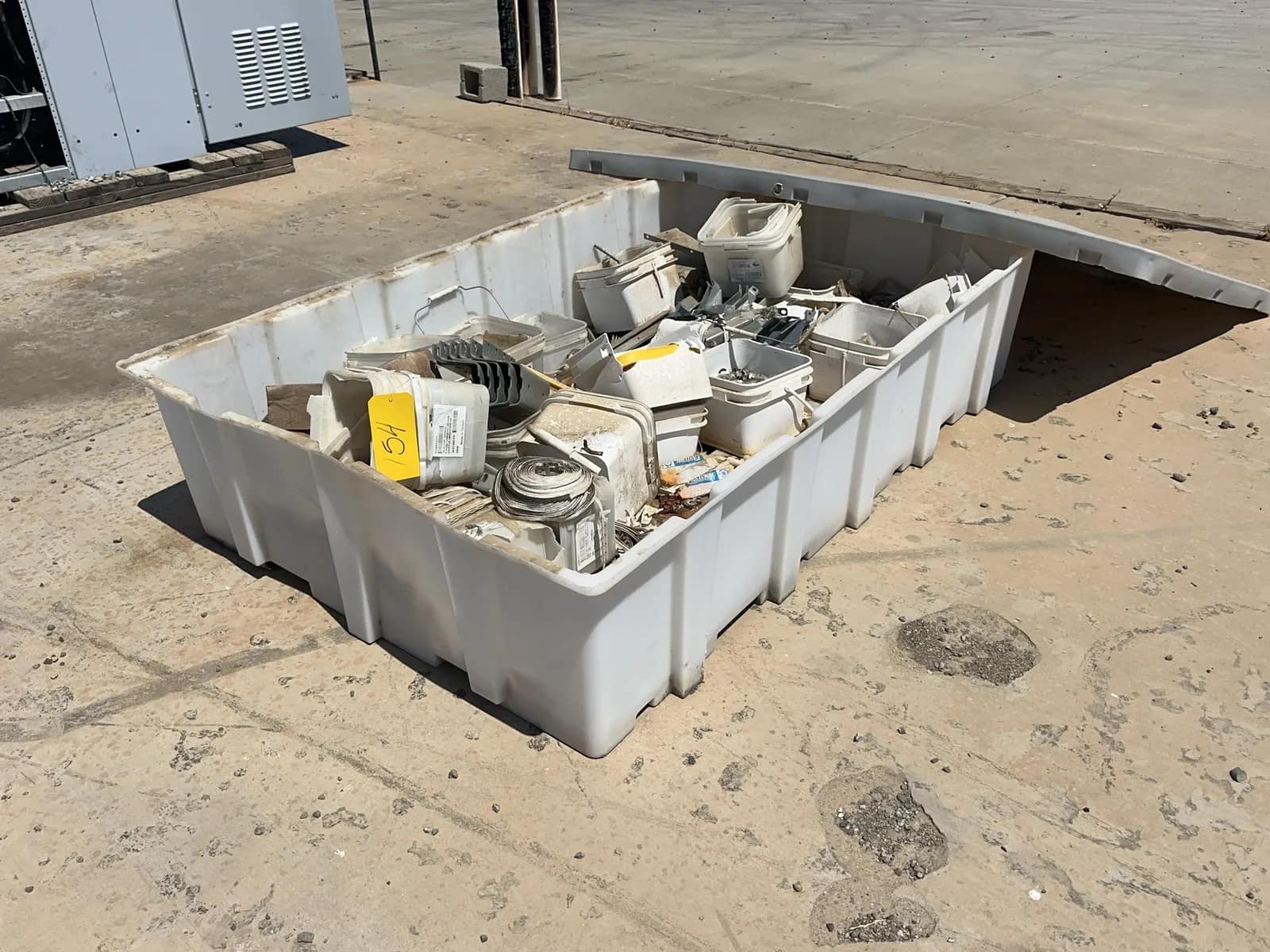 contents-of-bin-assorted-hardware-1cd0a0