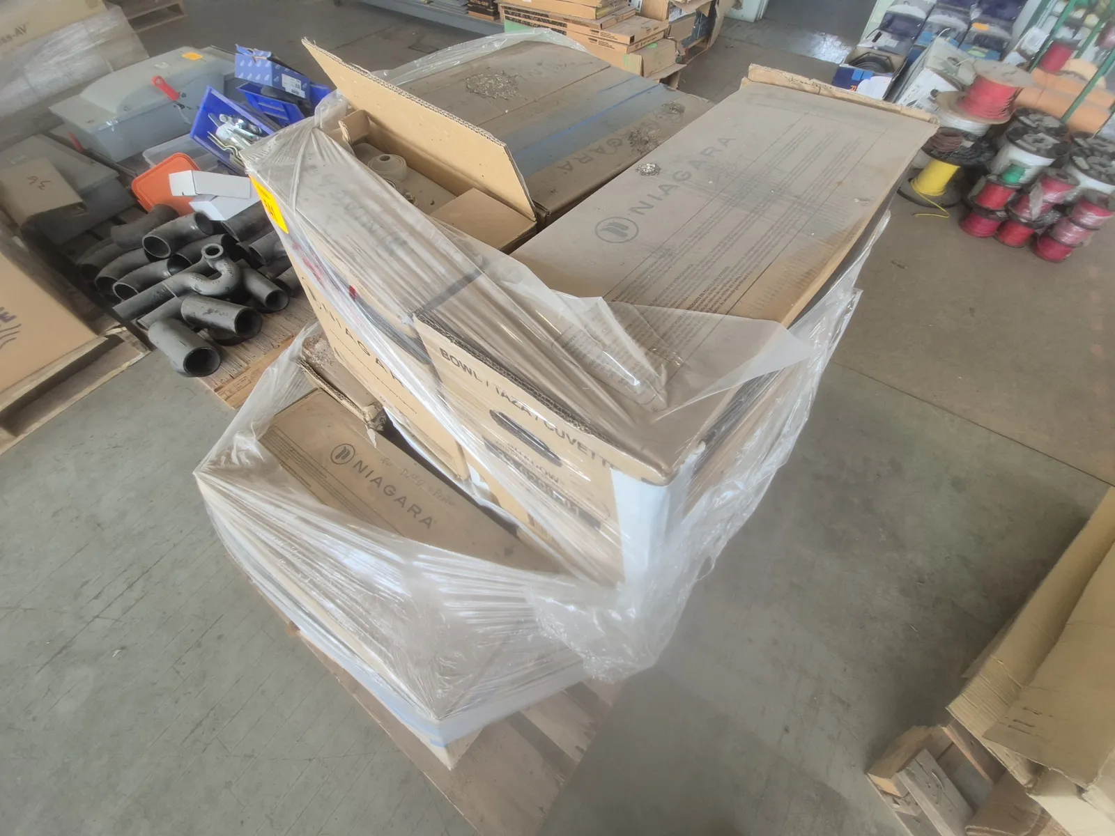 contents-of-pallet-approximately-4-niagara-shadow-round-ada-bowl-12-33030201lwh-2-niagara-shadow-side-handle-tanks-33020101-mst5rlp0