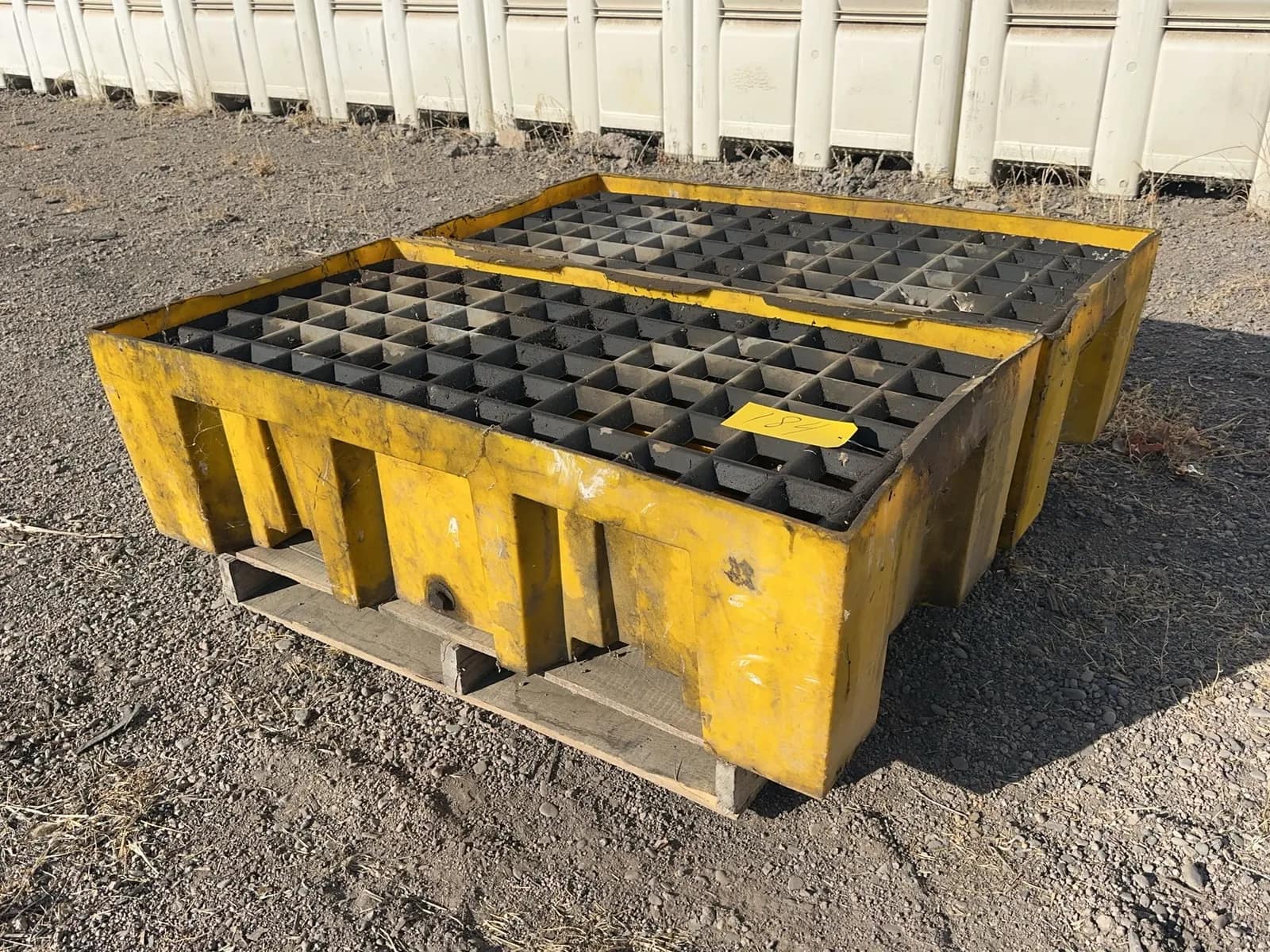 2-spill-containment-pallets-msyaerff