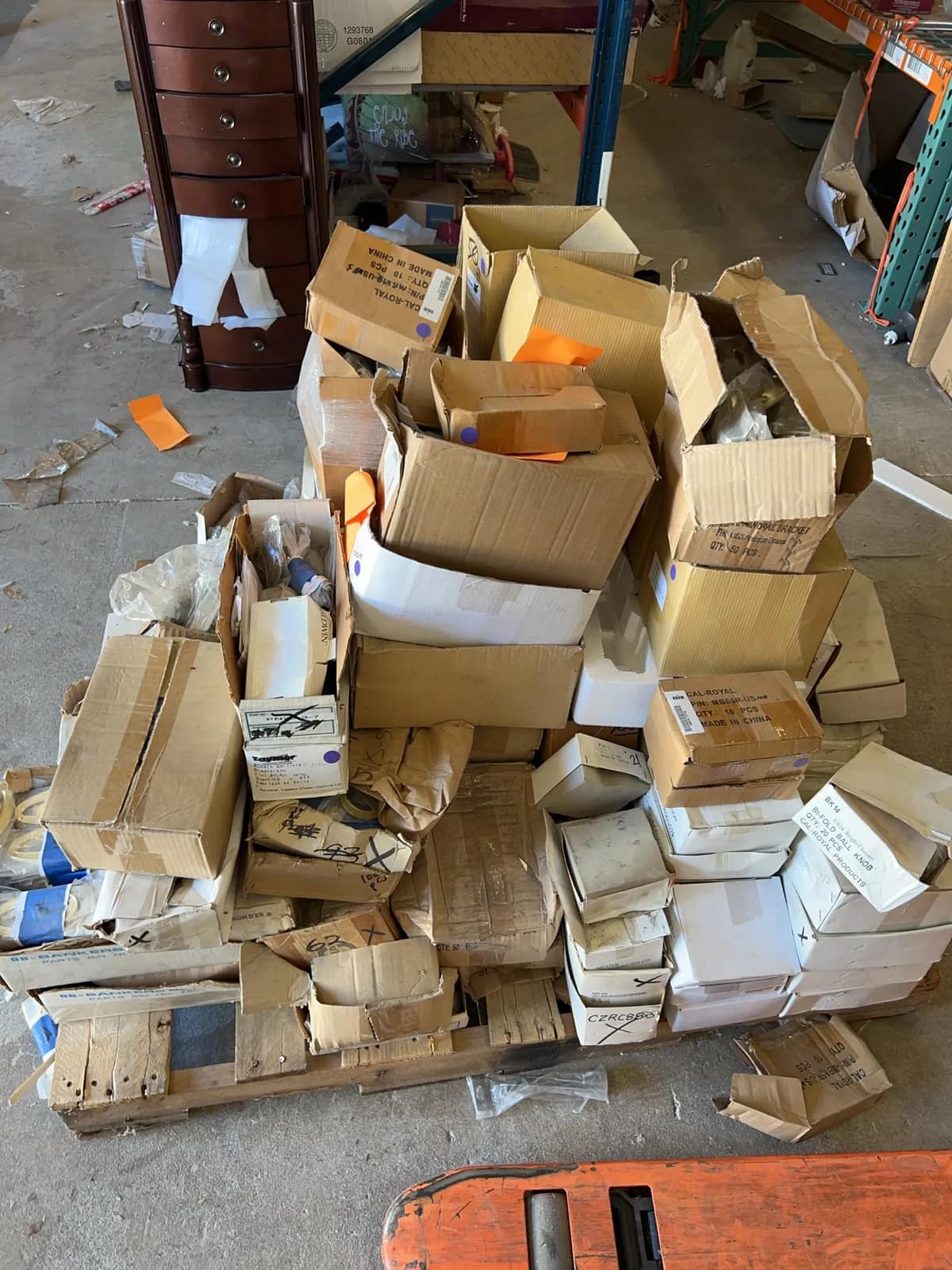 large-pallet-of-assorted-hardware-mtaqumrf