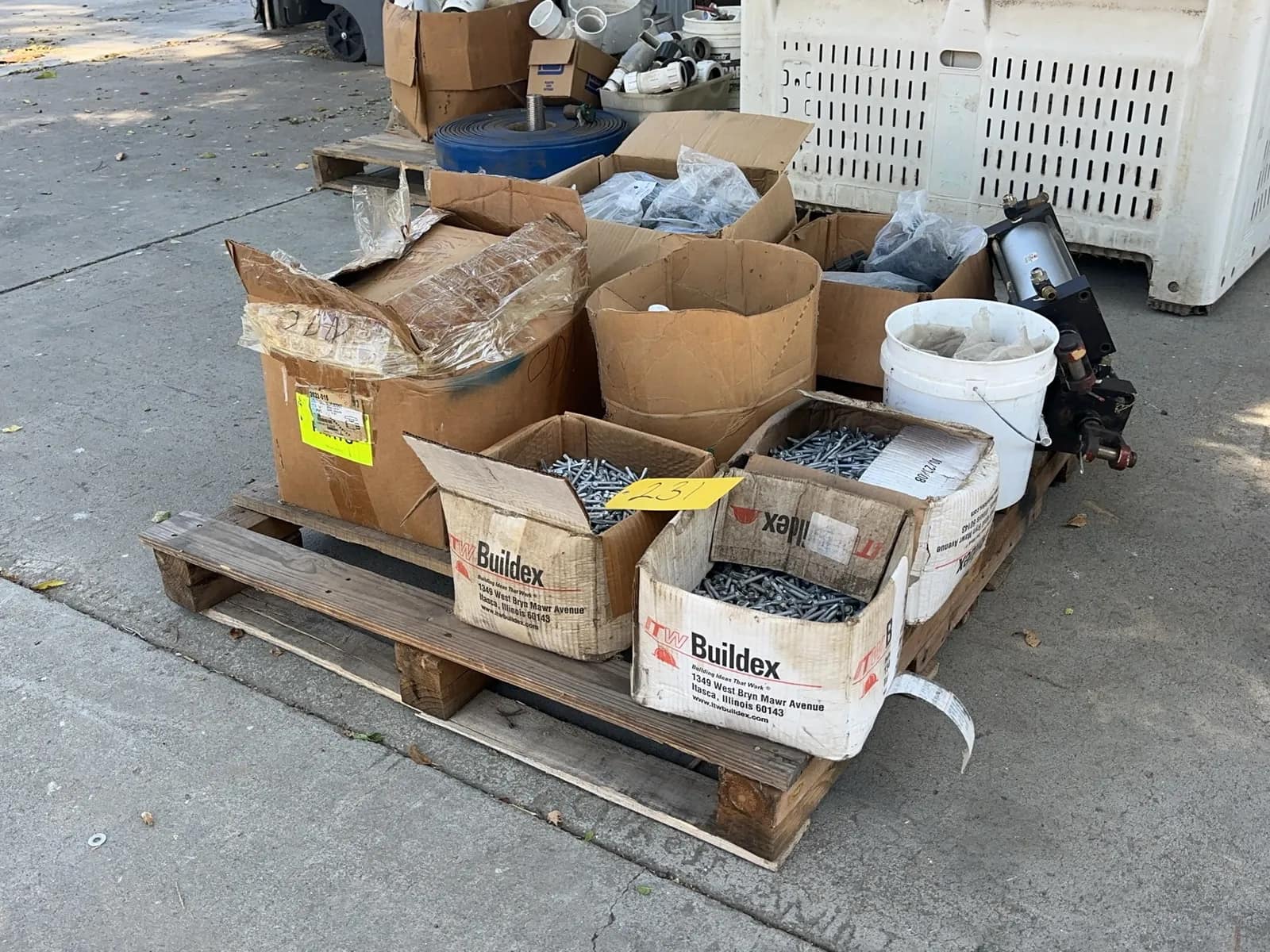 contents-of-pallet-hydraulic-cylinders-and-assorted-hardware-04e106