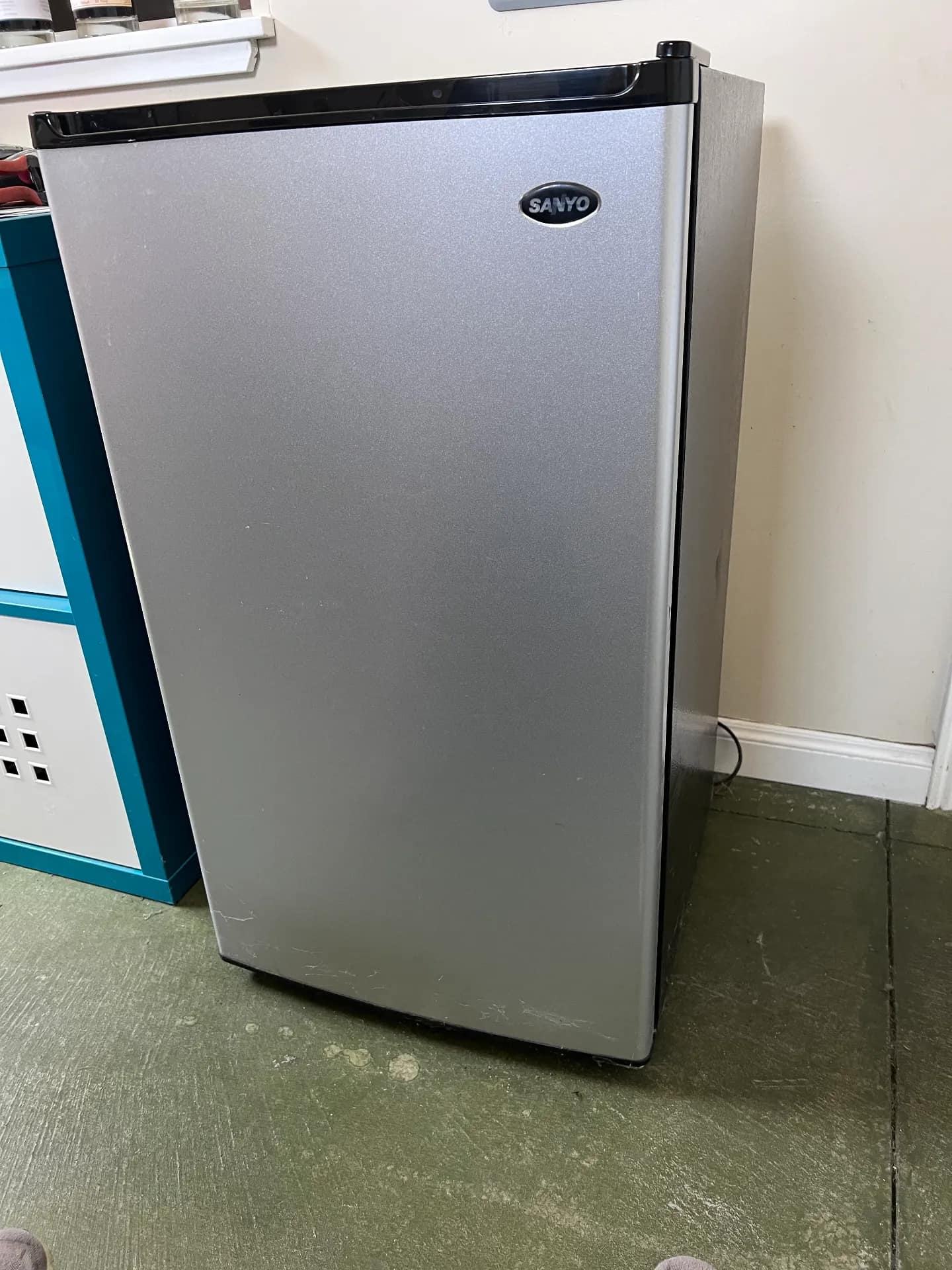 sanyo-compact-mini-refrigerator-mss15o3s