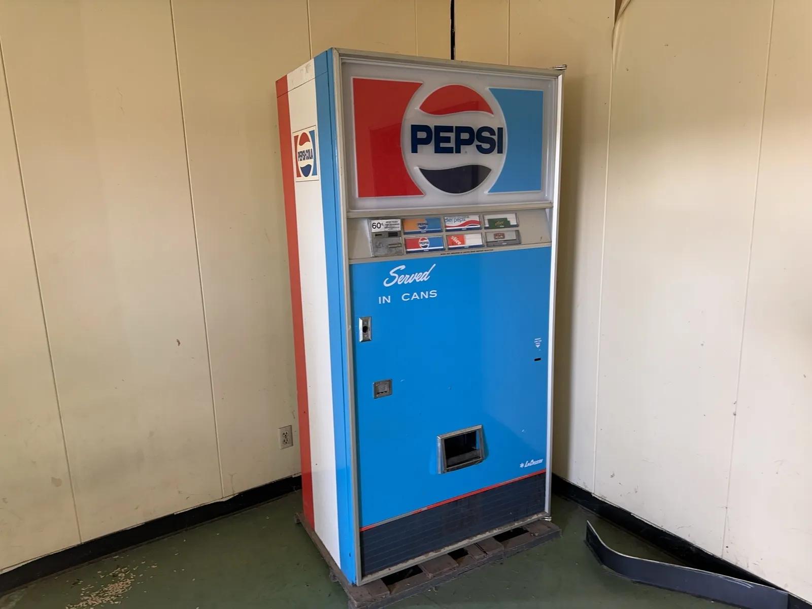 vintage-pepsi-vending-machine-cf205f