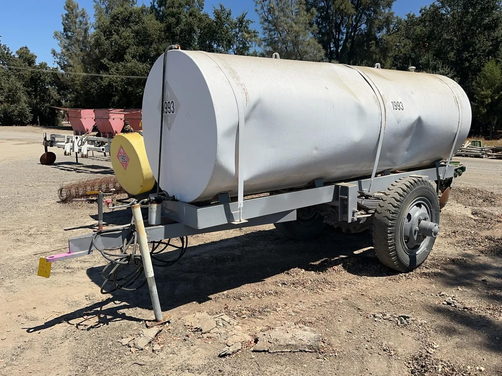 1000-gallon-diesel-tank-on-trailer-mt2nqozc