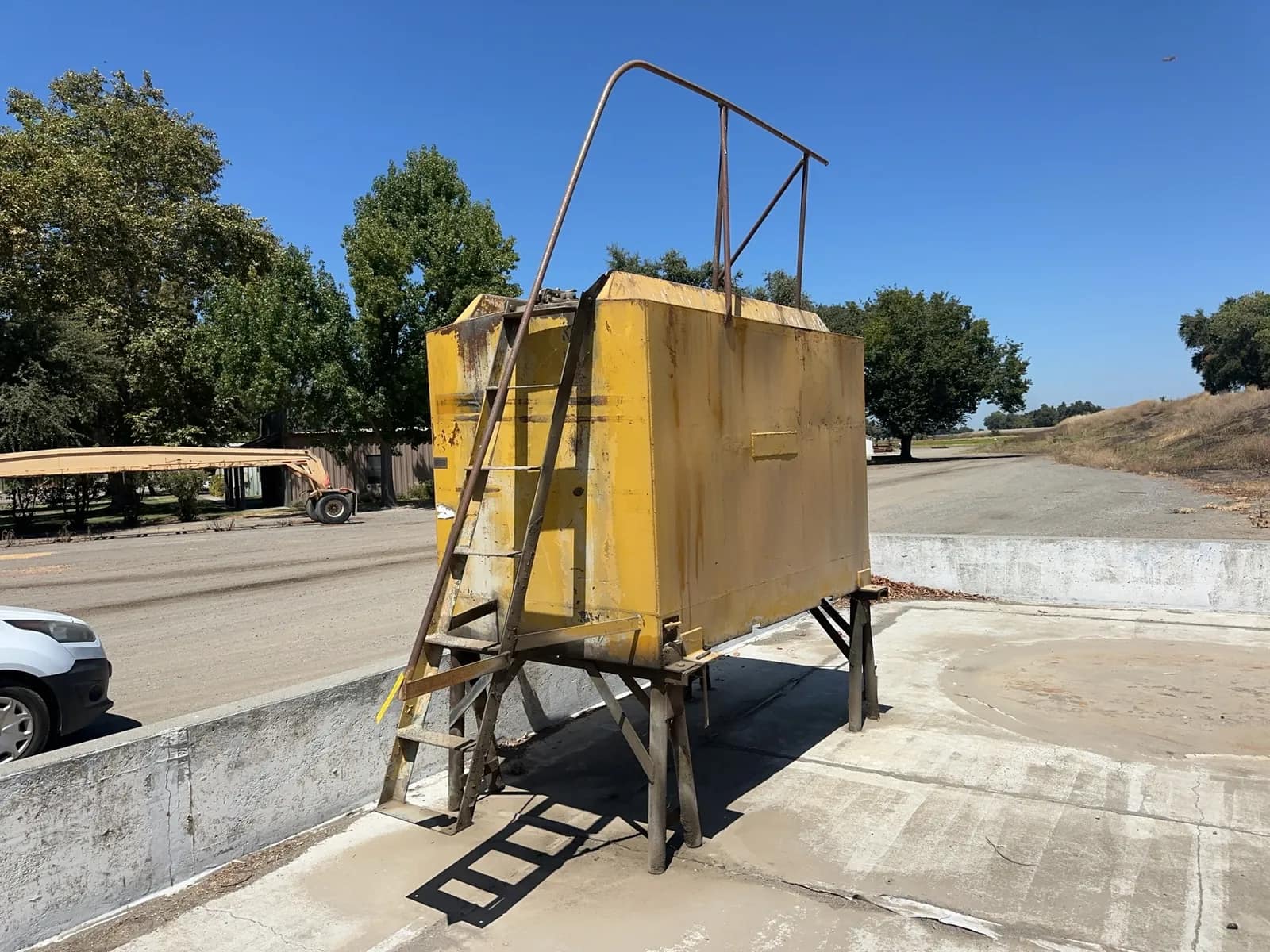 used-oil-storage-tank-with-ladder-on-metal-stand-99a319