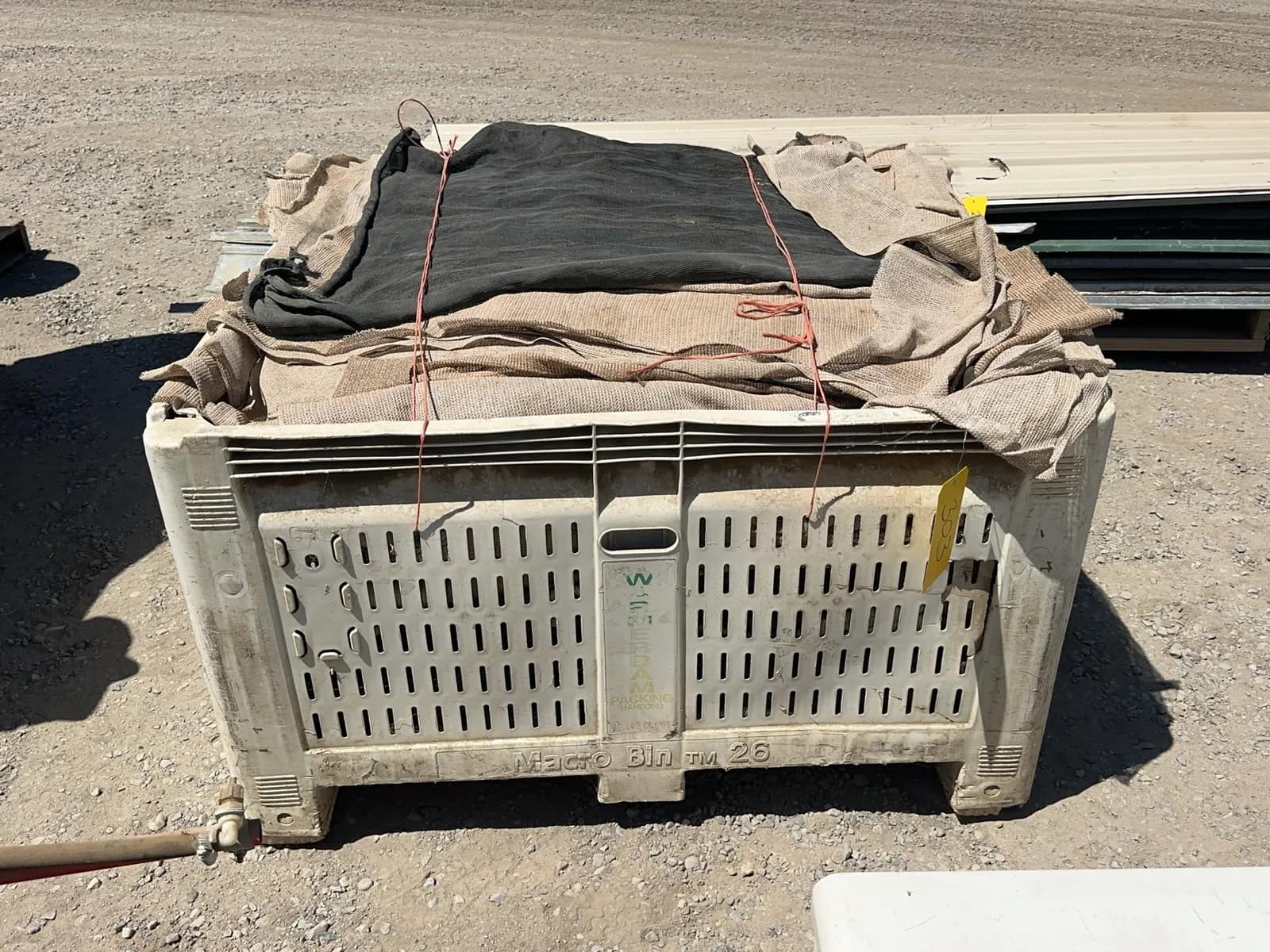 macrobin-with-assorted-tarps-mt1u8xcb