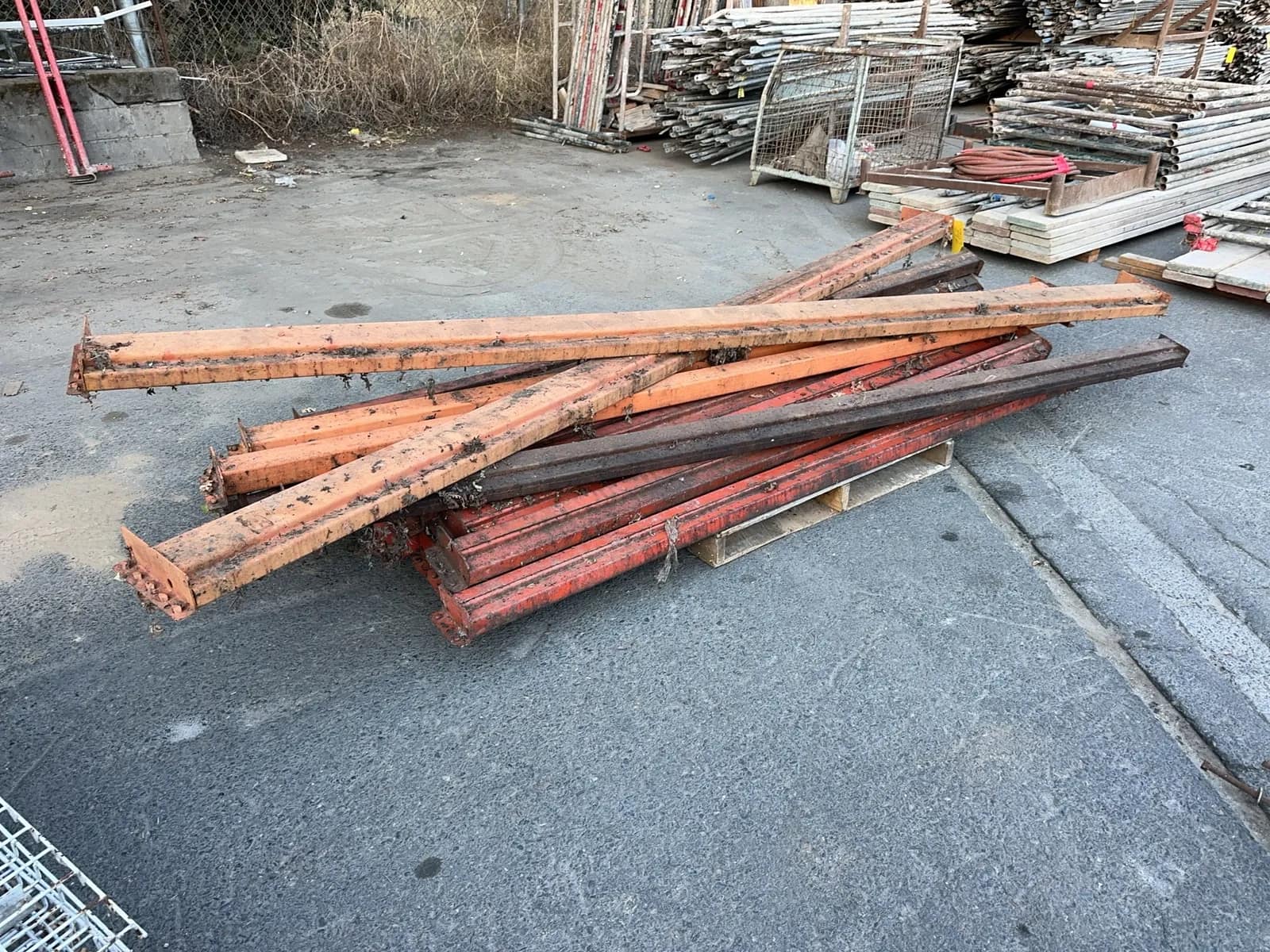 20-assorted-pallet-racking-crossmembers-mt3nki3j